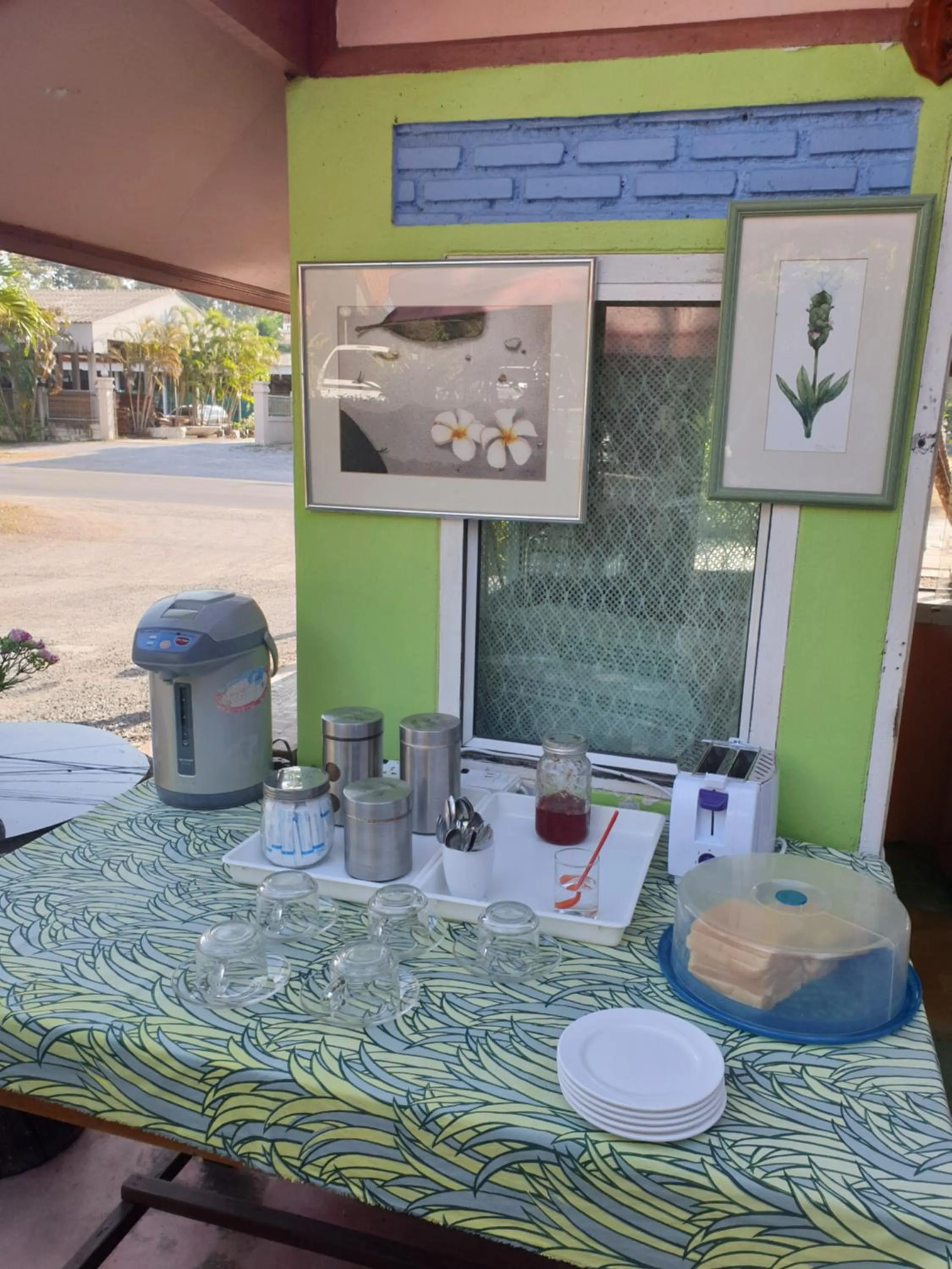 Restaurant/places to eat in Haad Somboon House