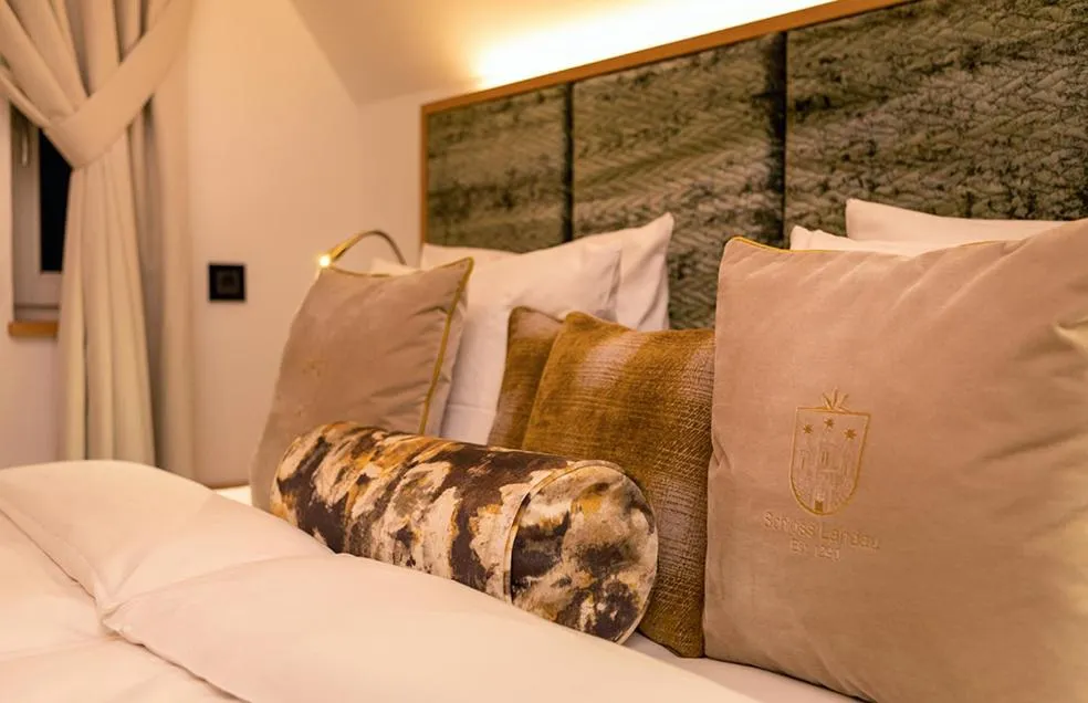 Bed in Hotel Brunnenhaus Schloss Landau