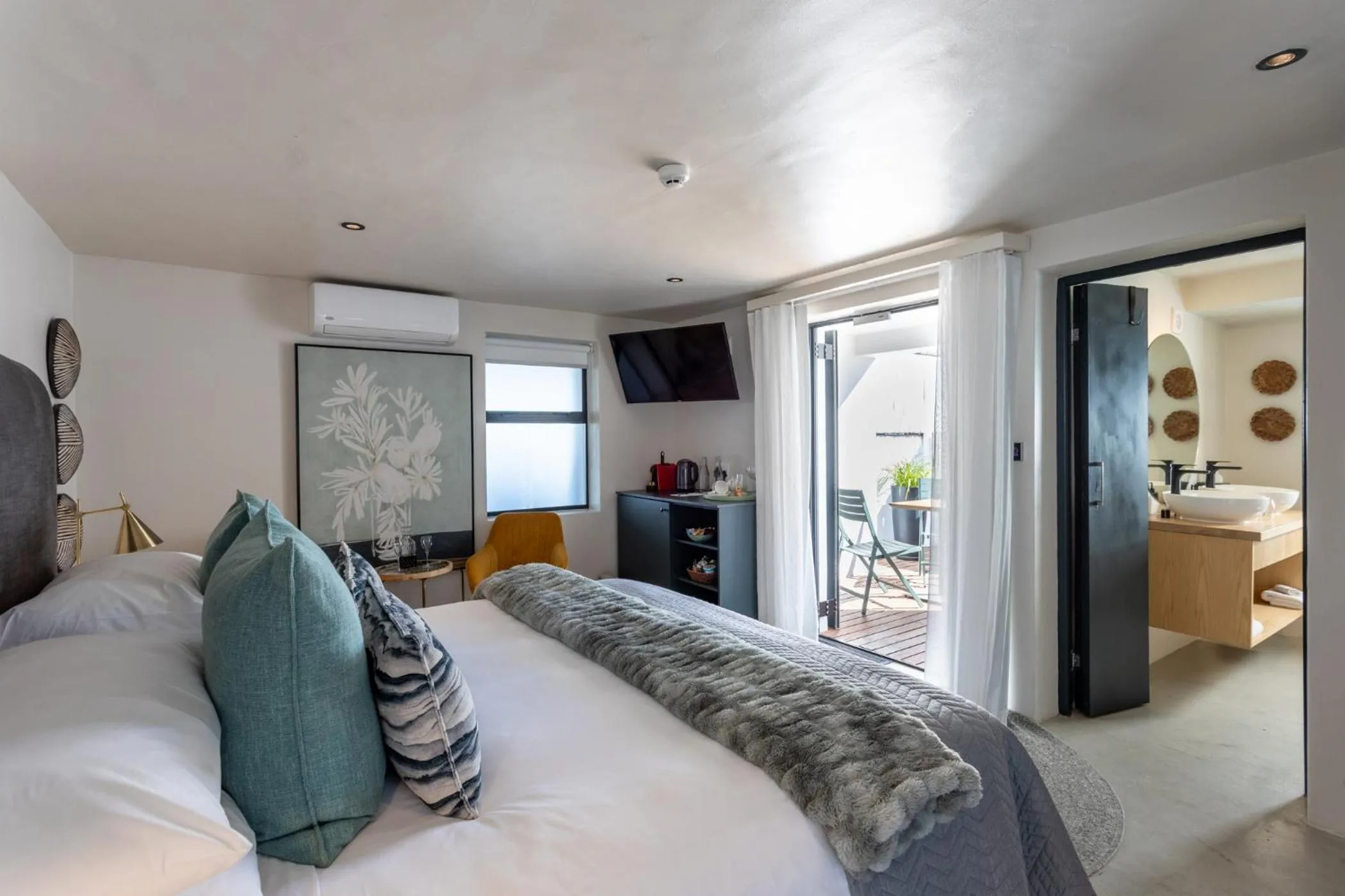 Bed in Abalone Hotel & Villas