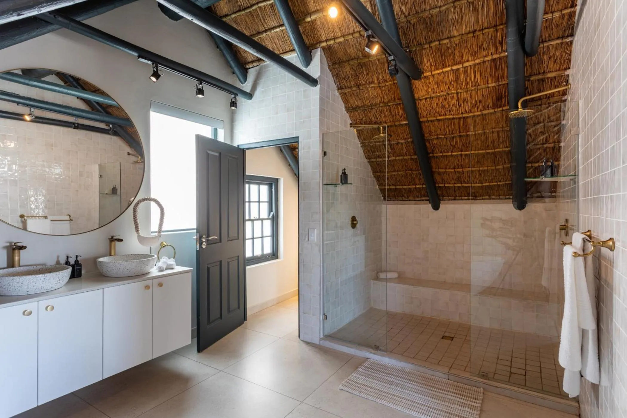 Abalone Hotel & Villas