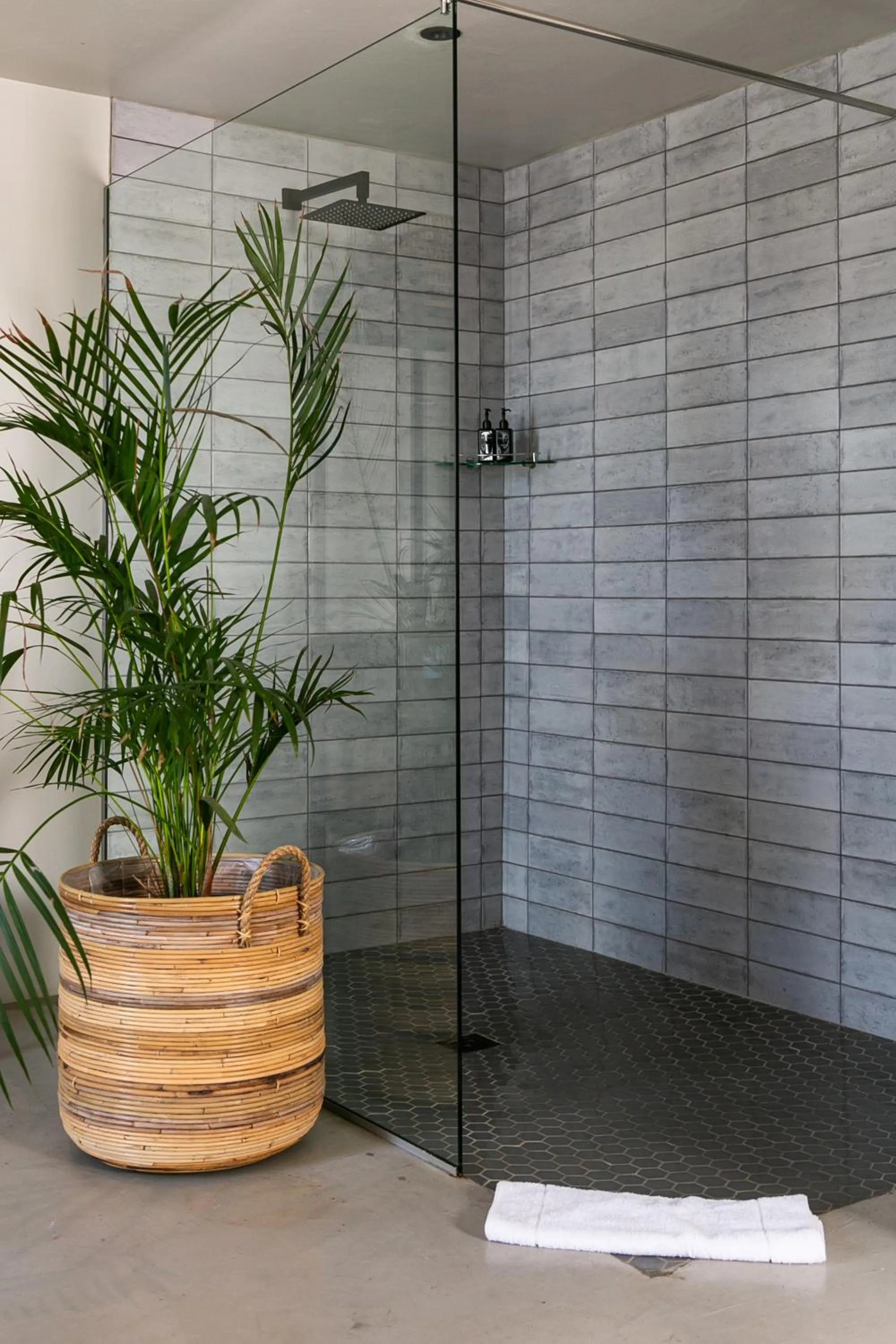 Shower in Abalone Hotel & Villas