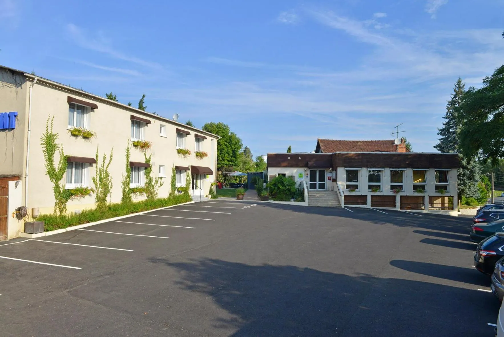 Facade/entrance in Logis Hotel Le Prieure