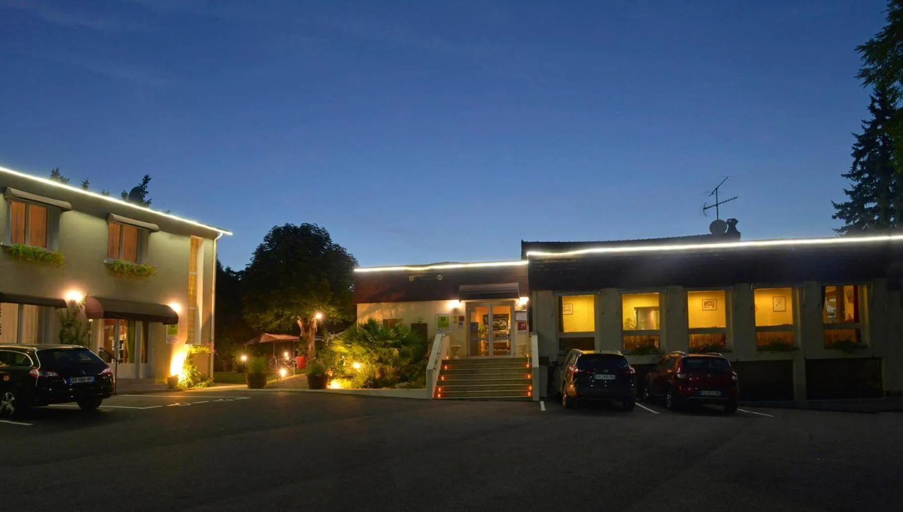 Facade/entrance in Logis Hotel Le Prieure
