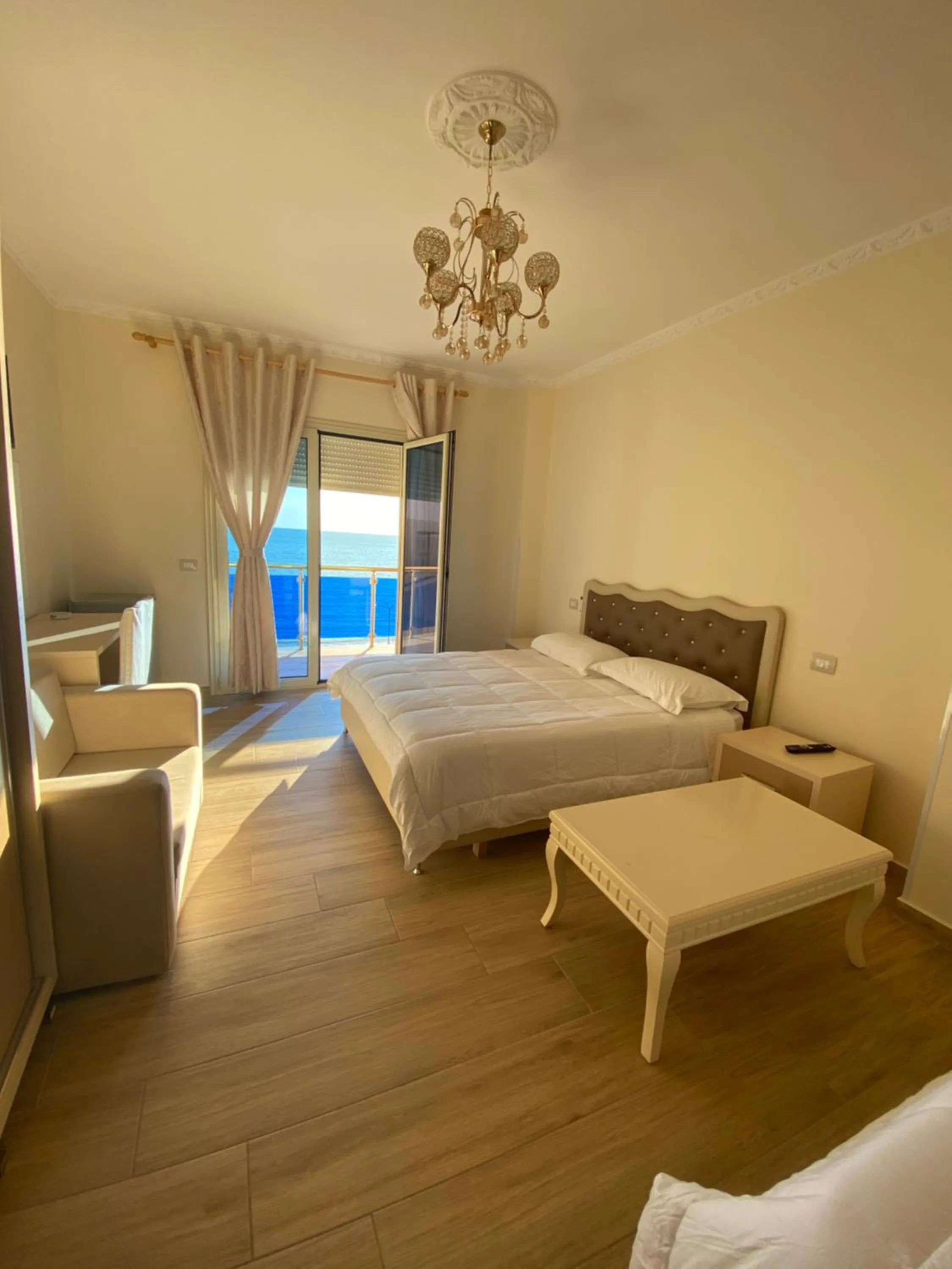 Hotel 3 Vellezerit