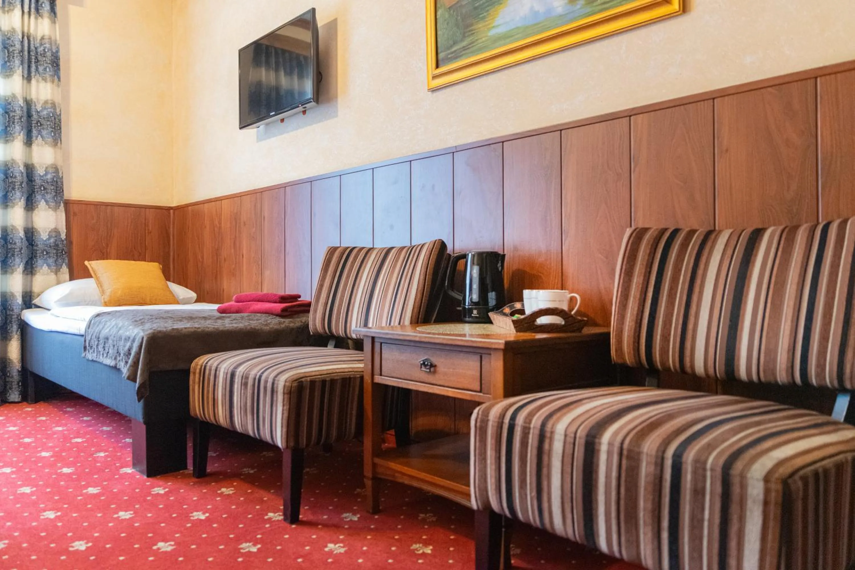 Seating area, Bed in Hansa Hotel