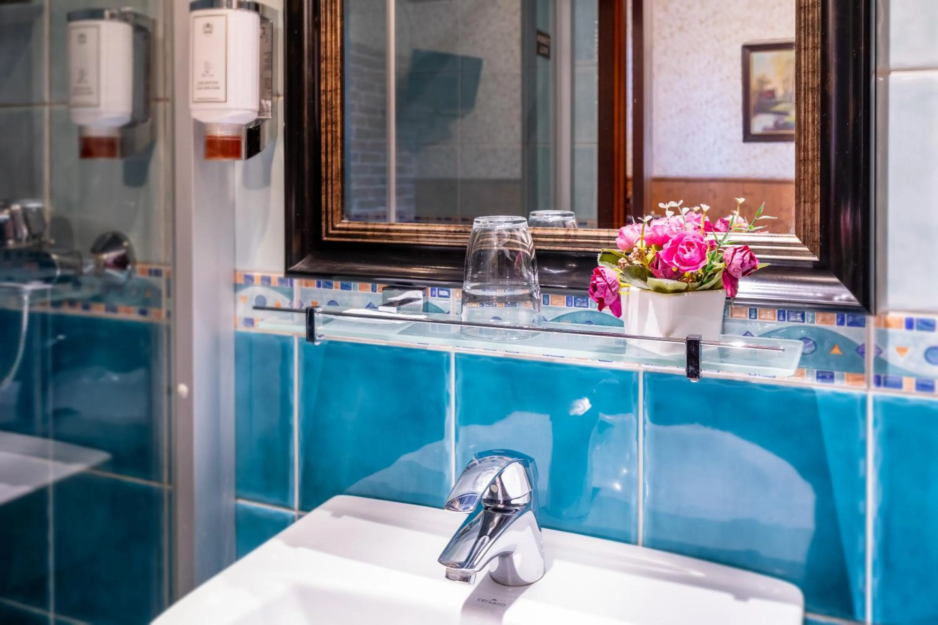 Toilet in Hansa Hotel