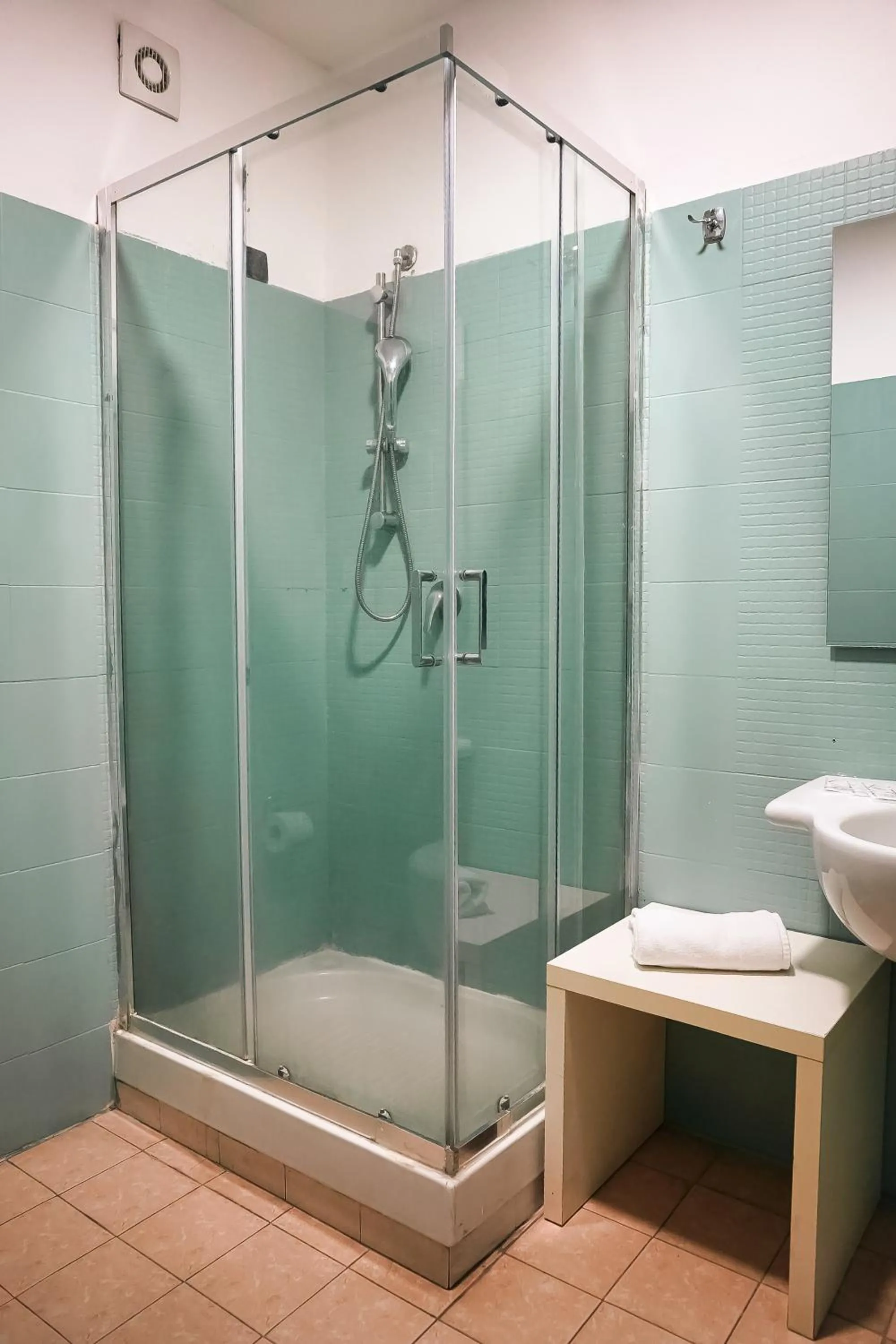 Shower in Santuzza Art Hotel Catania