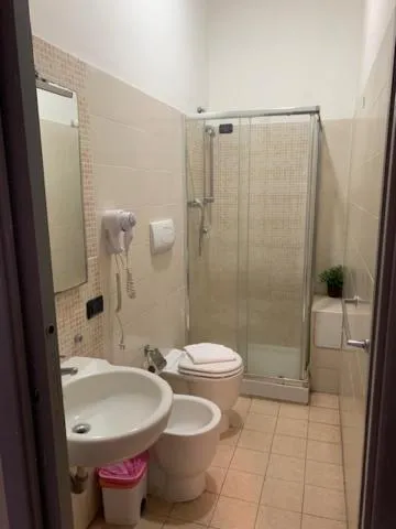 Shower in Santuzza Art Hotel Catania