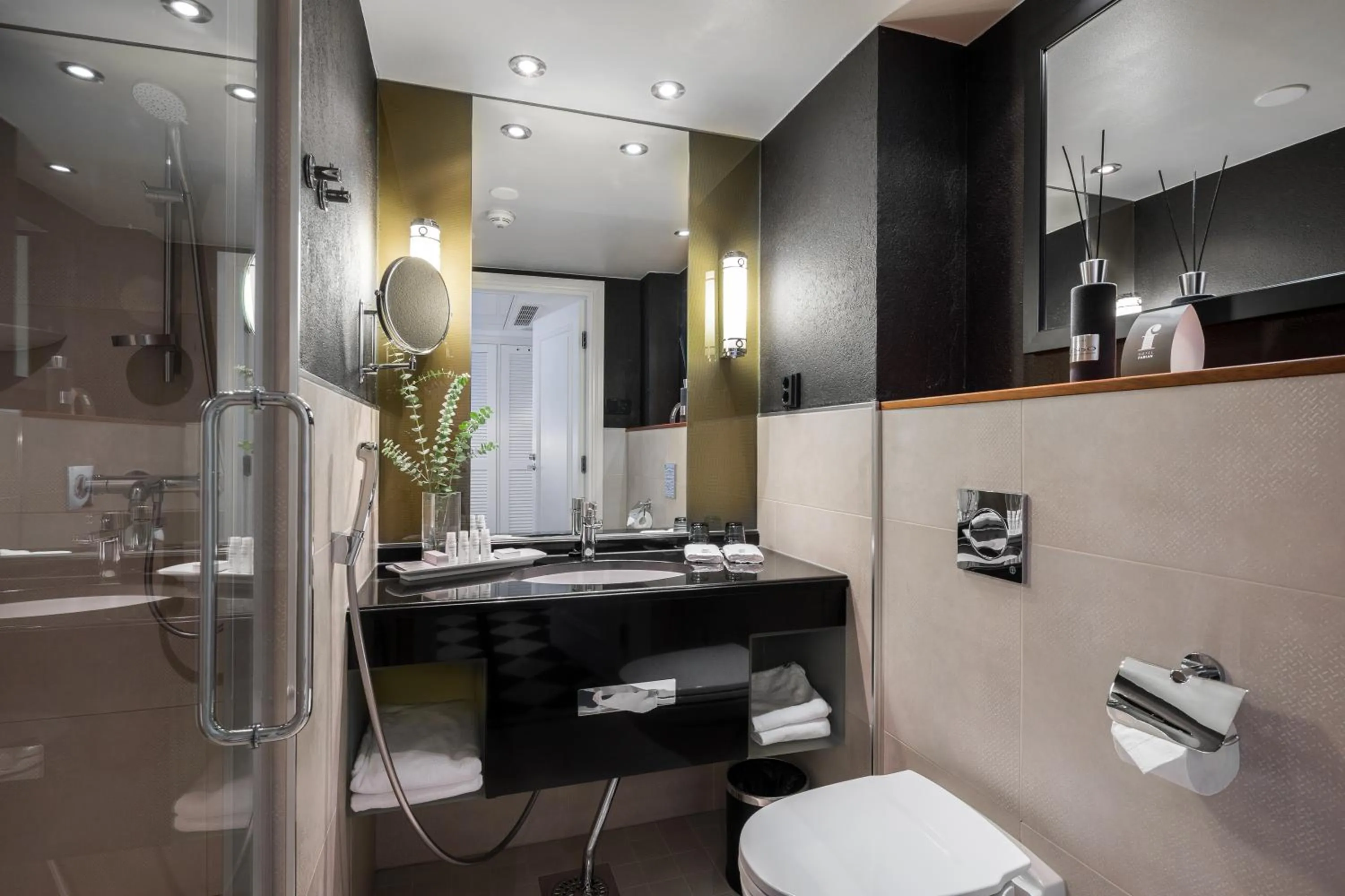 Shower in Hotel Fabian