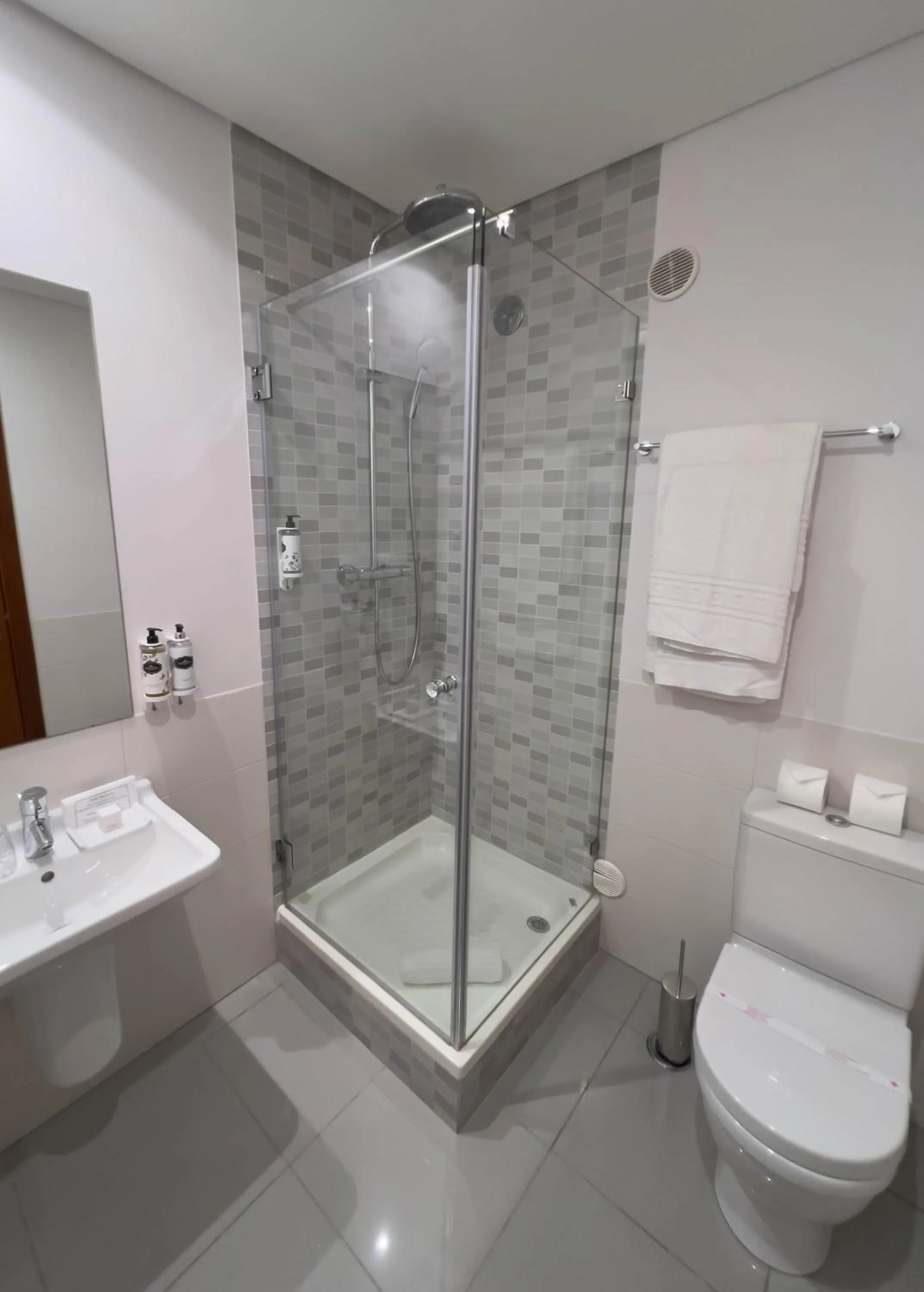 Shower in Villa Doris Suites