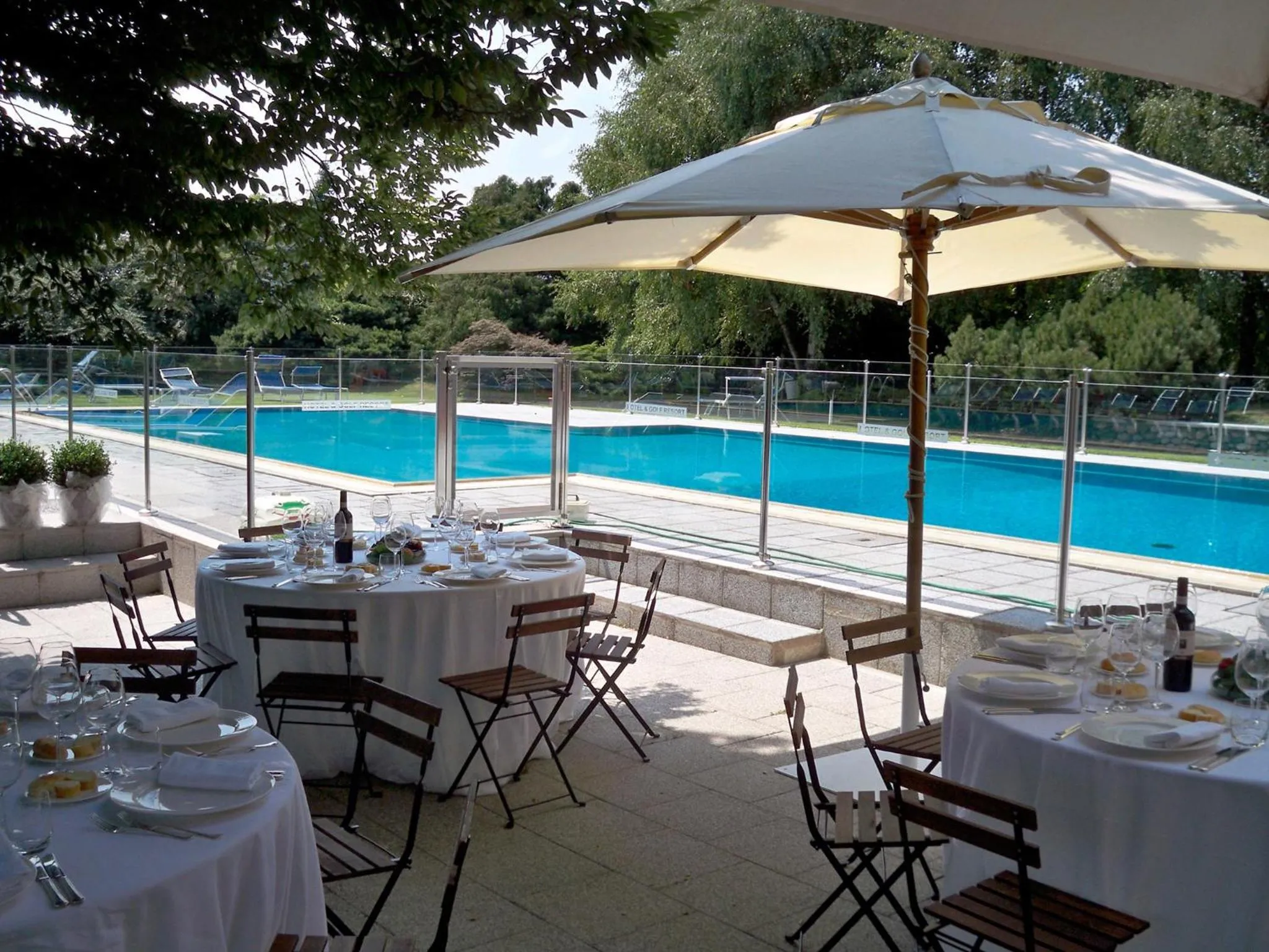 Restaurant/places to eat in Golf Hotel