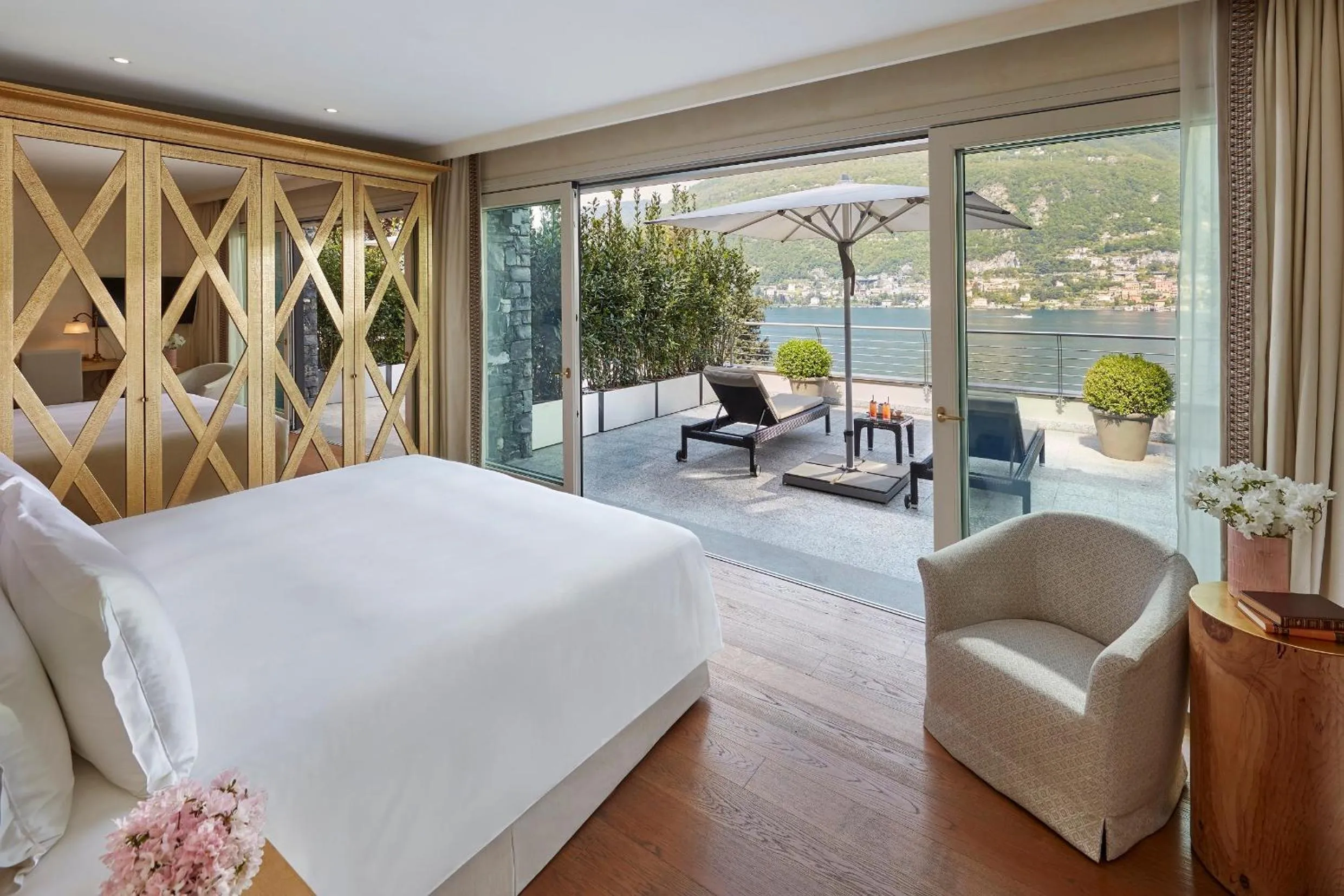 Photo of the whole room, Bed in Mandarin Oriental, Lago di Como