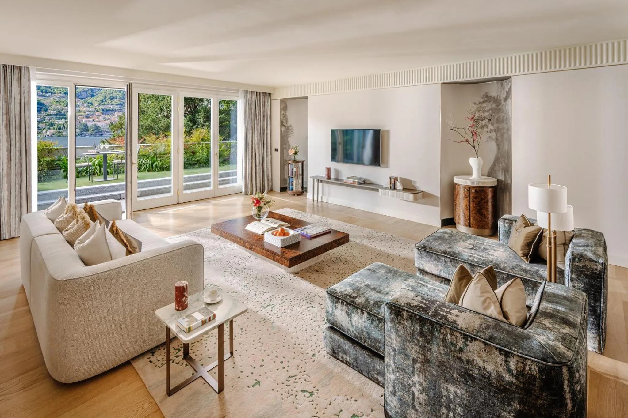 Photo of the whole room, Bed in Mandarin Oriental, Lago di Como