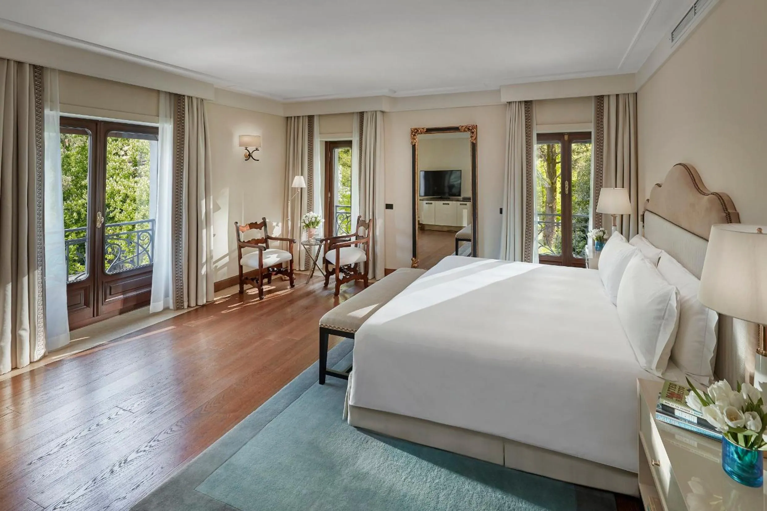 Photo of the whole room, Bed in Mandarin Oriental, Lago di Como