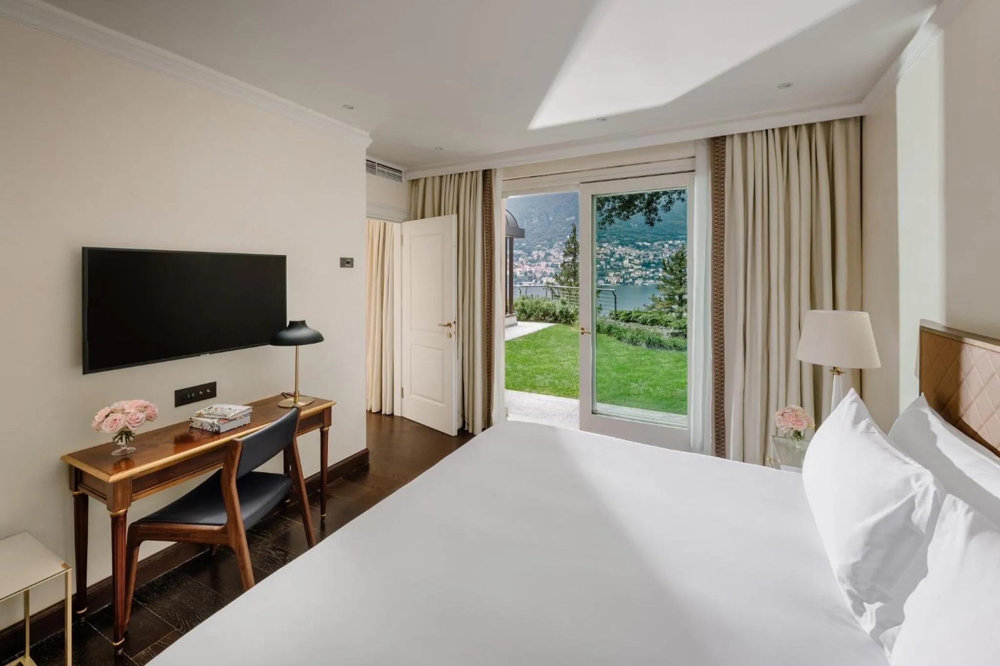 Bedroom, Bed in Mandarin Oriental, Lago di Como