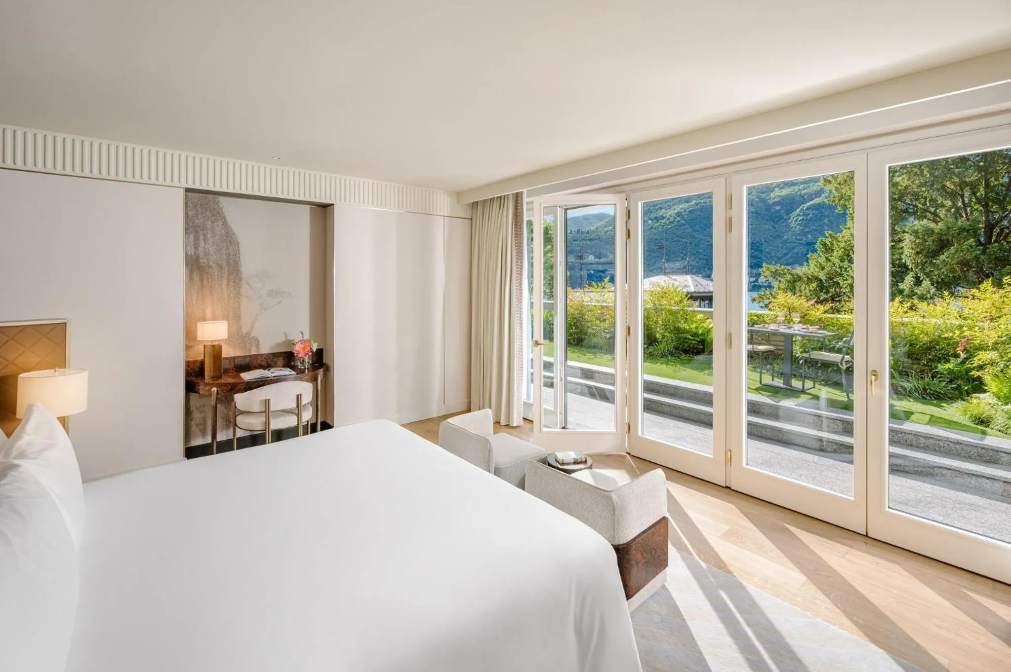 Photo of the whole room, Bed in Mandarin Oriental, Lago di Como