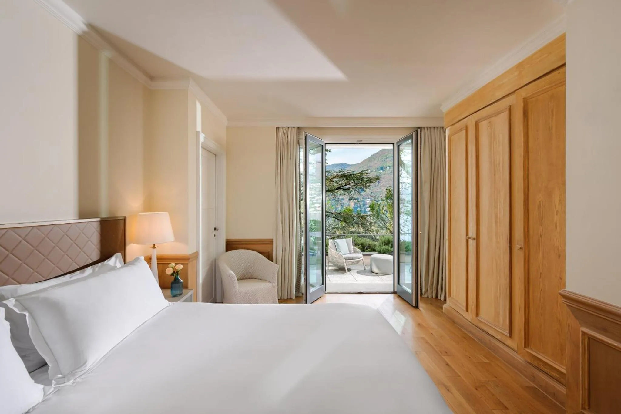 Photo of the whole room, Bed in Mandarin Oriental, Lago di Como