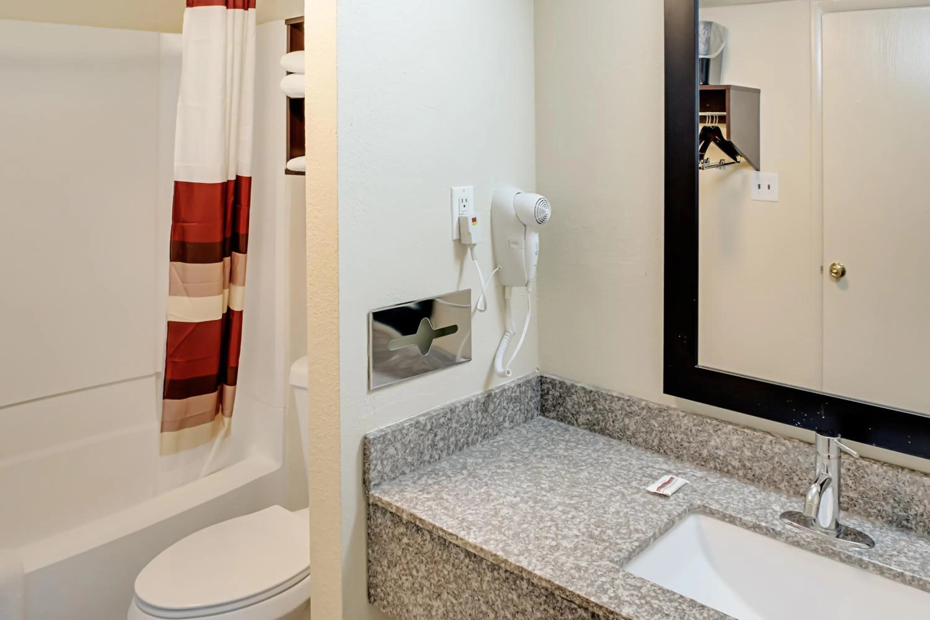 Bathroom in Red Roof Inn Indianapolis East