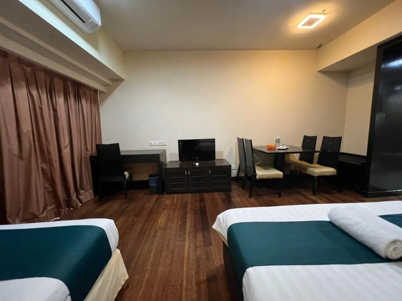 Photo of the whole room, Bed in Raintree Resort Suites