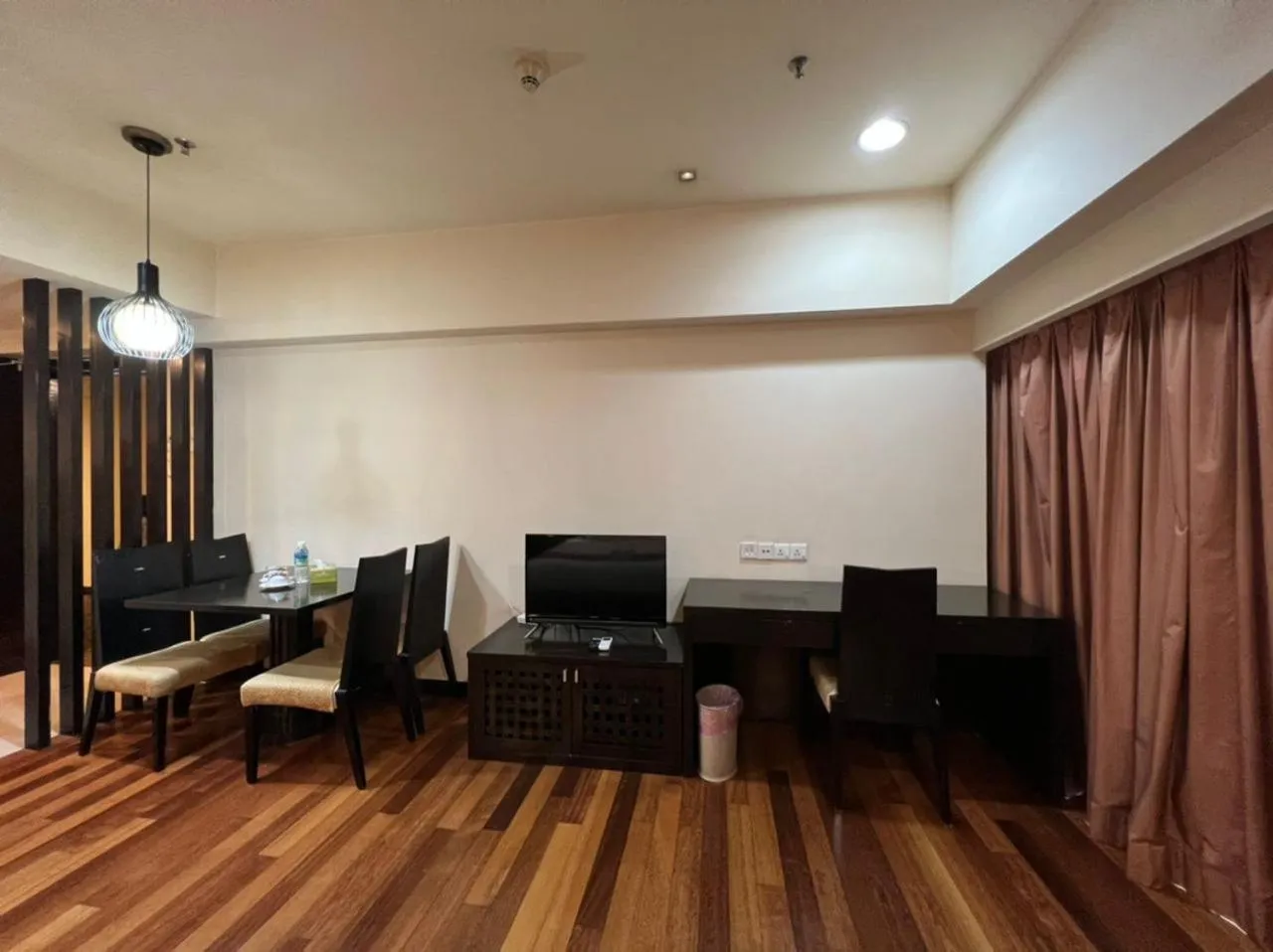 TV and multimedia in Raintree Resort Suites