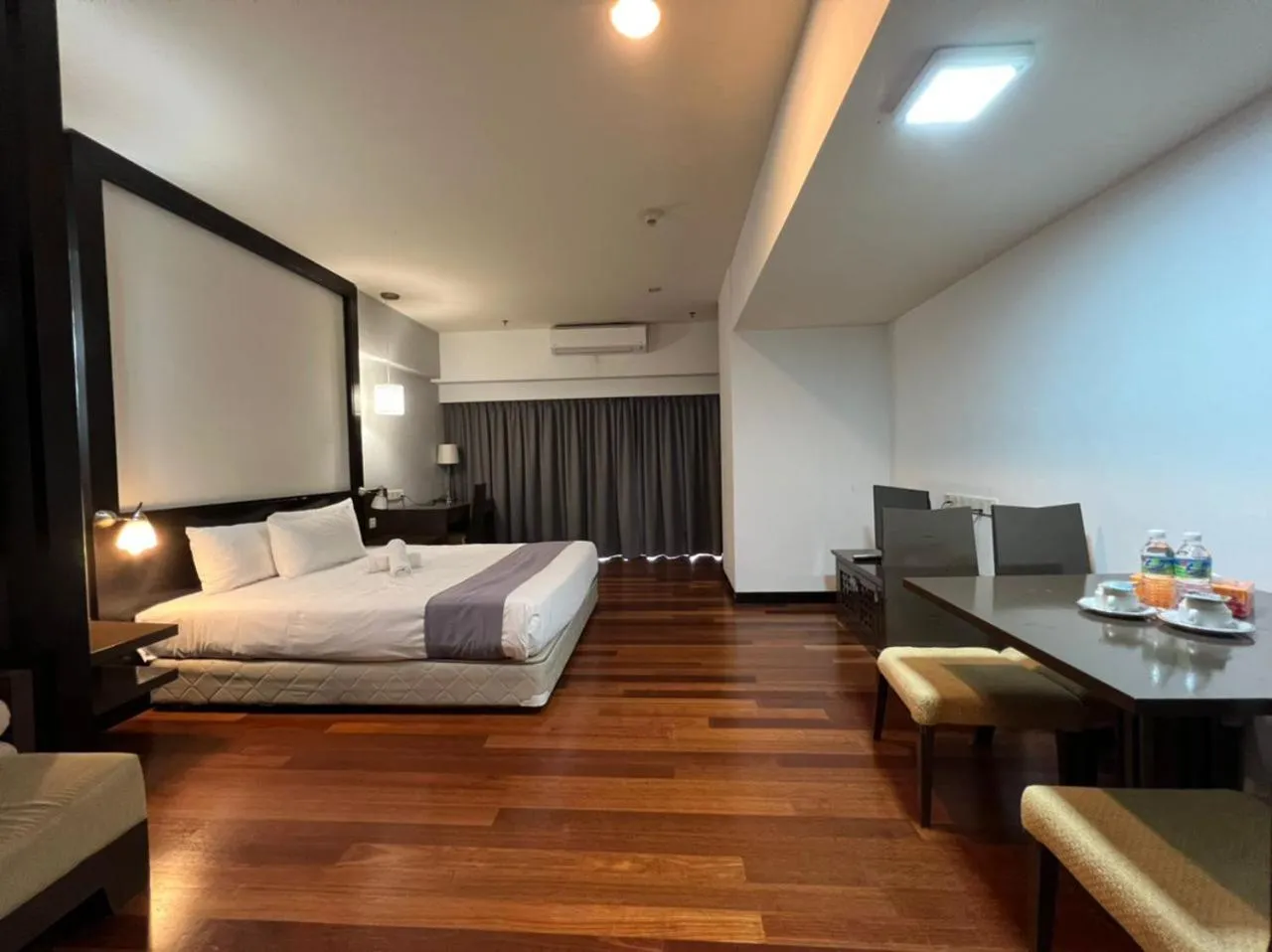 Photo of the whole room, Bed in Raintree Resort Suites