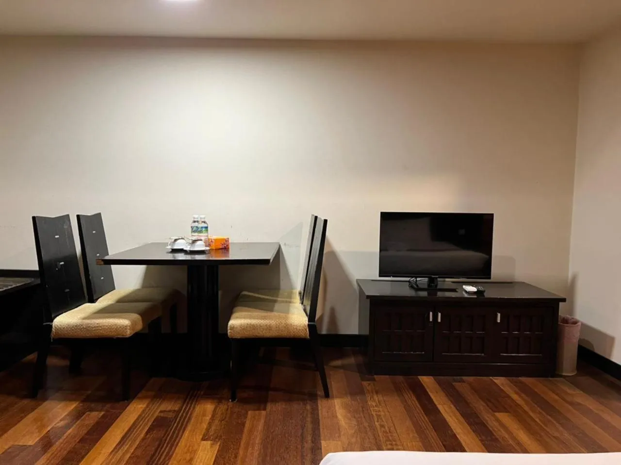 TV and multimedia in Raintree Resort Suites