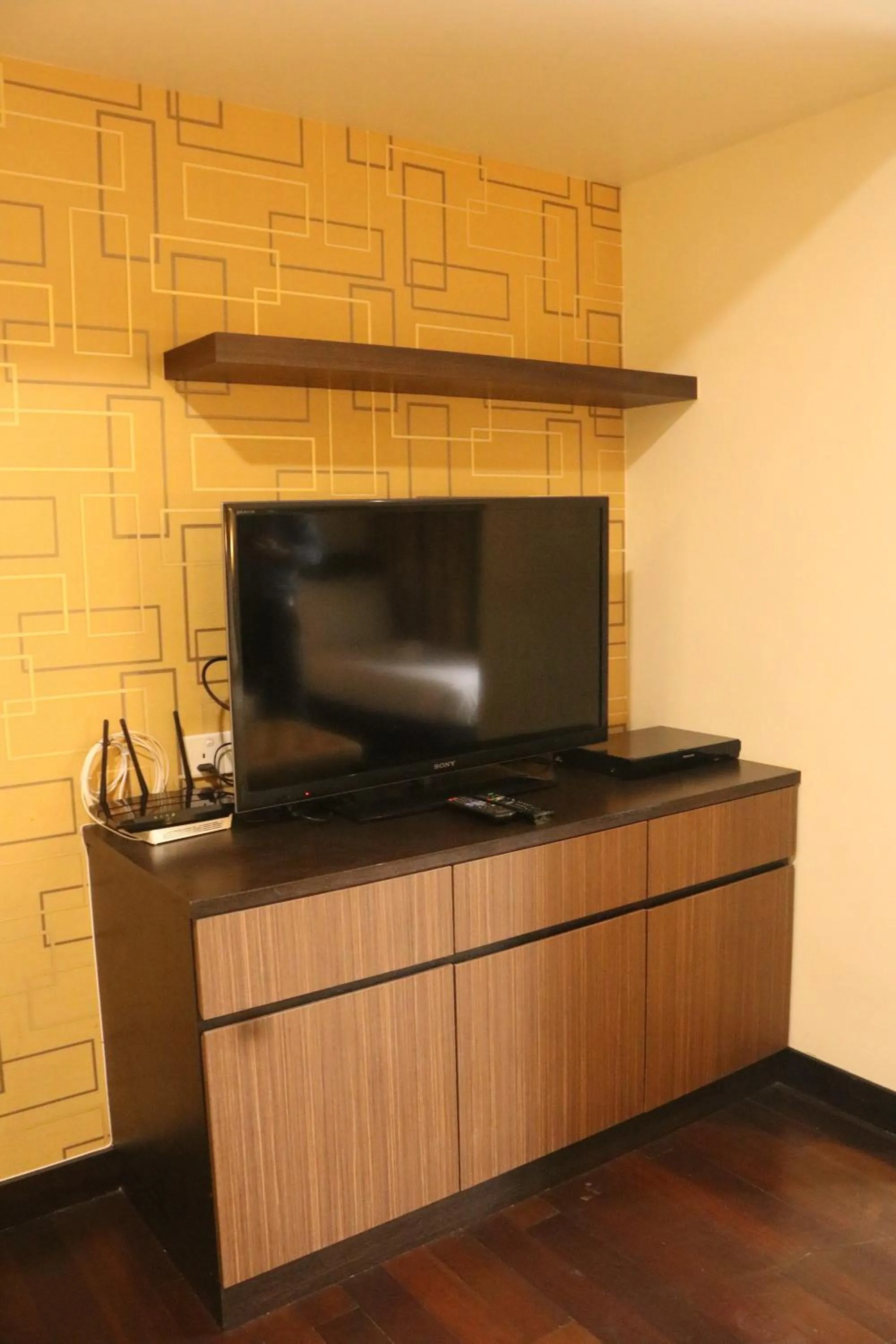 TV and multimedia in Raintree Resort Suites