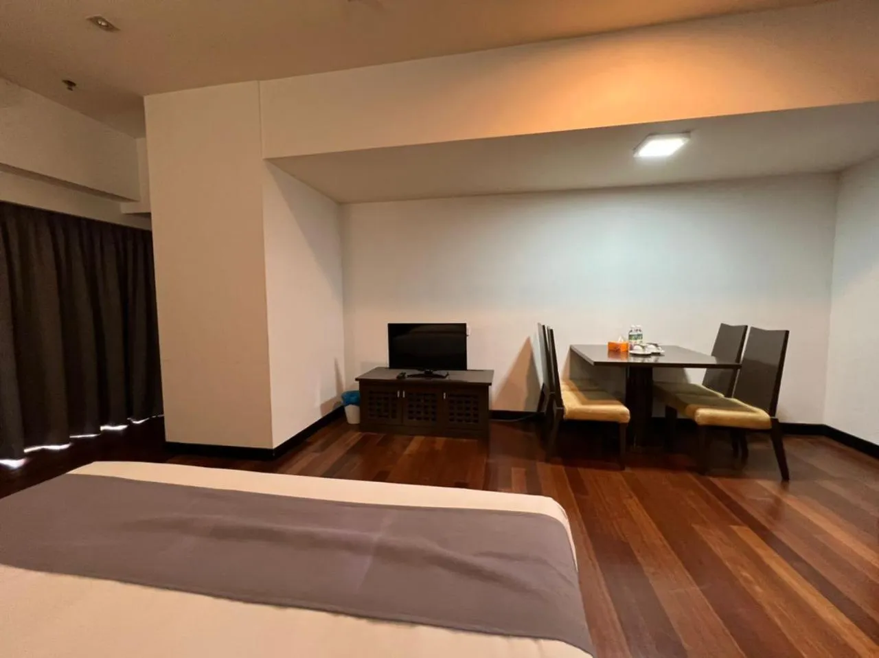 TV and multimedia, Bed in Raintree Resort Suites