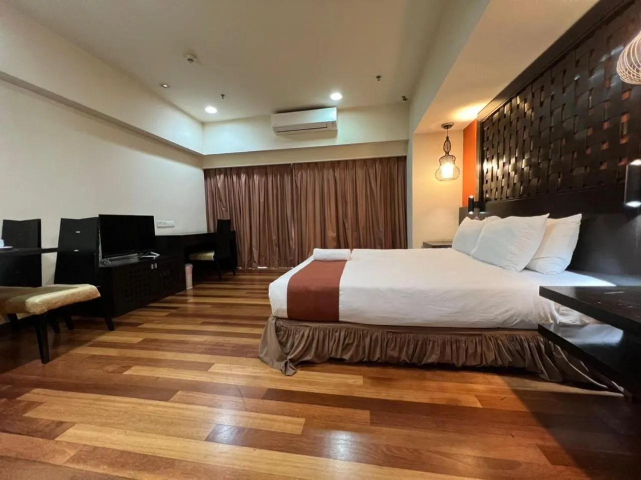 Bed in Raintree Resort Suites