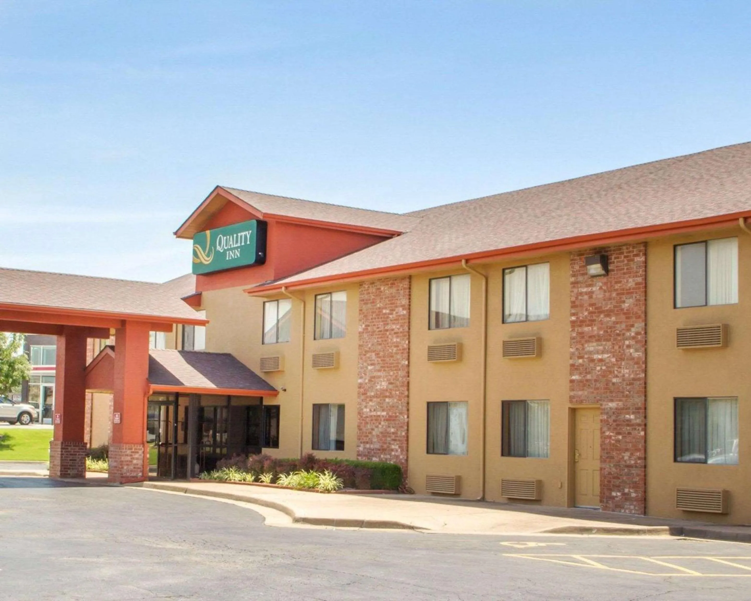 Property building in Quality Inn Broken Arrow - Tulsa
