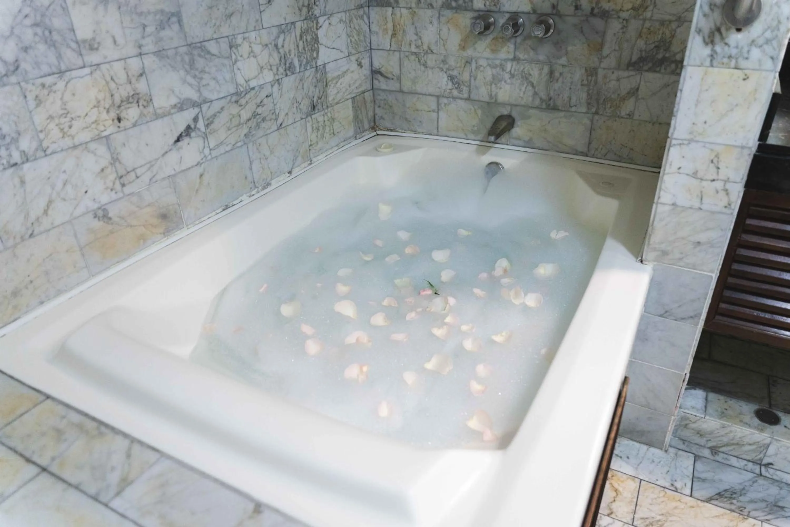 Hot Tub in La Paz Apart Hotel