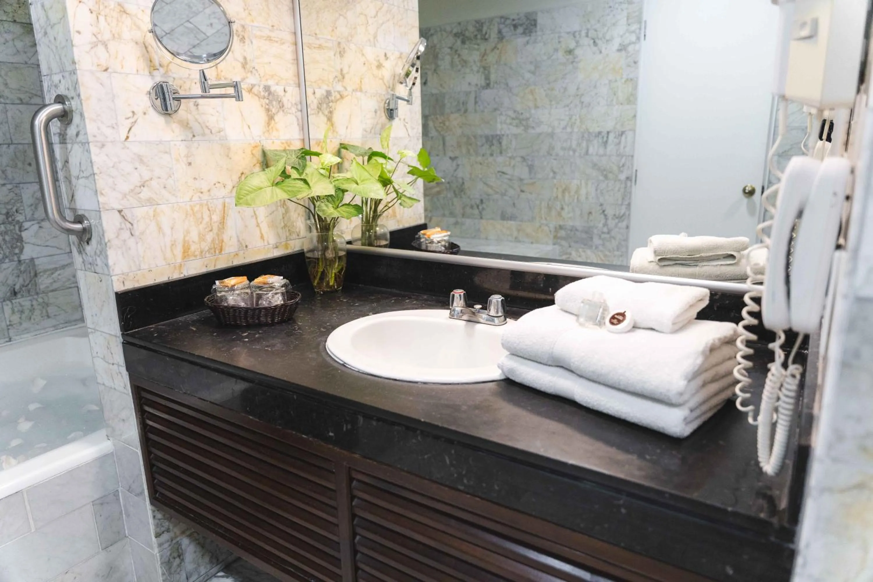 Bathroom in La Paz Apart Hotel