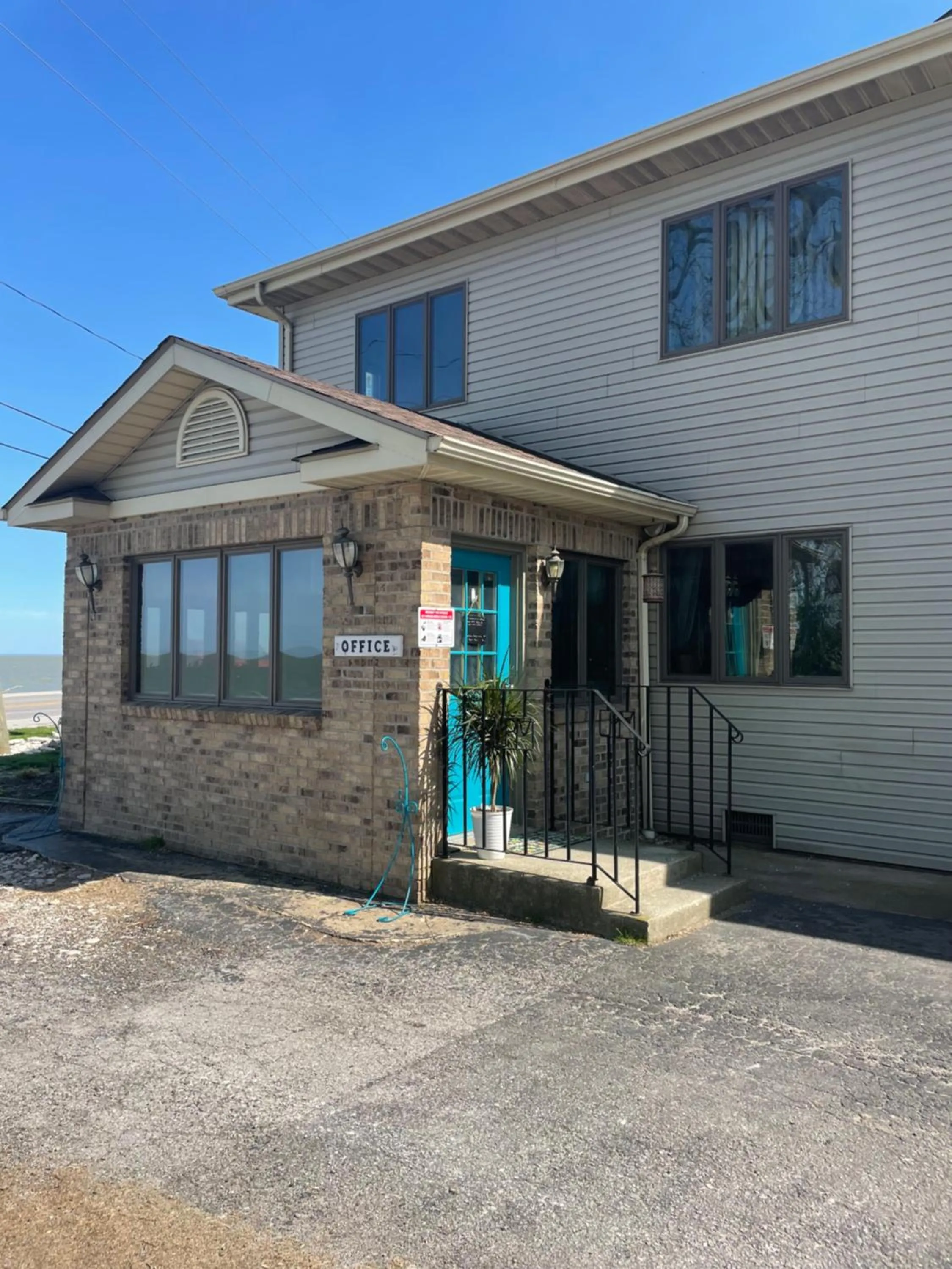 Property building in Lake Point Motel