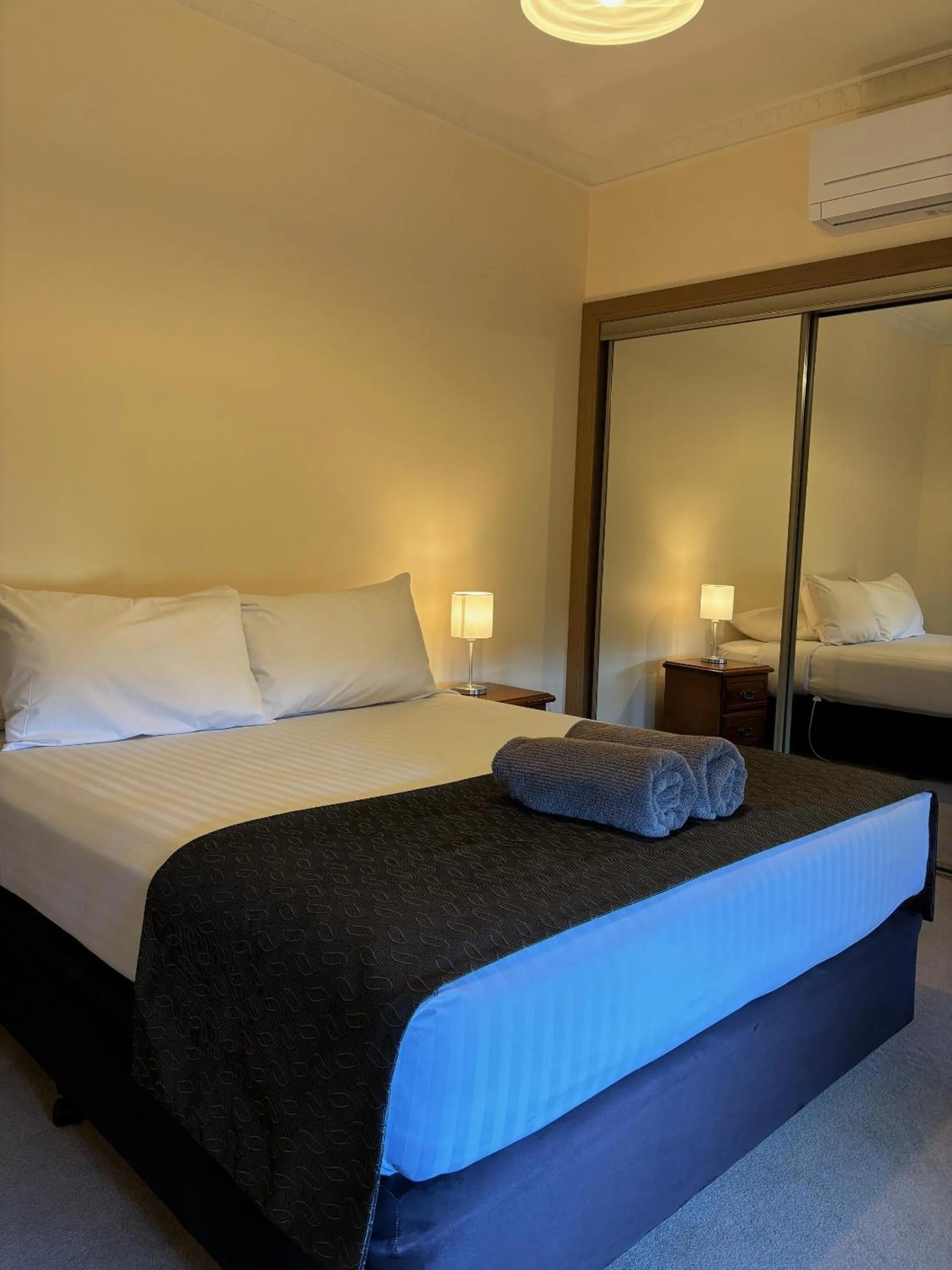 Bedroom, Bed in Seacombe House Motor Inn Port Fairy