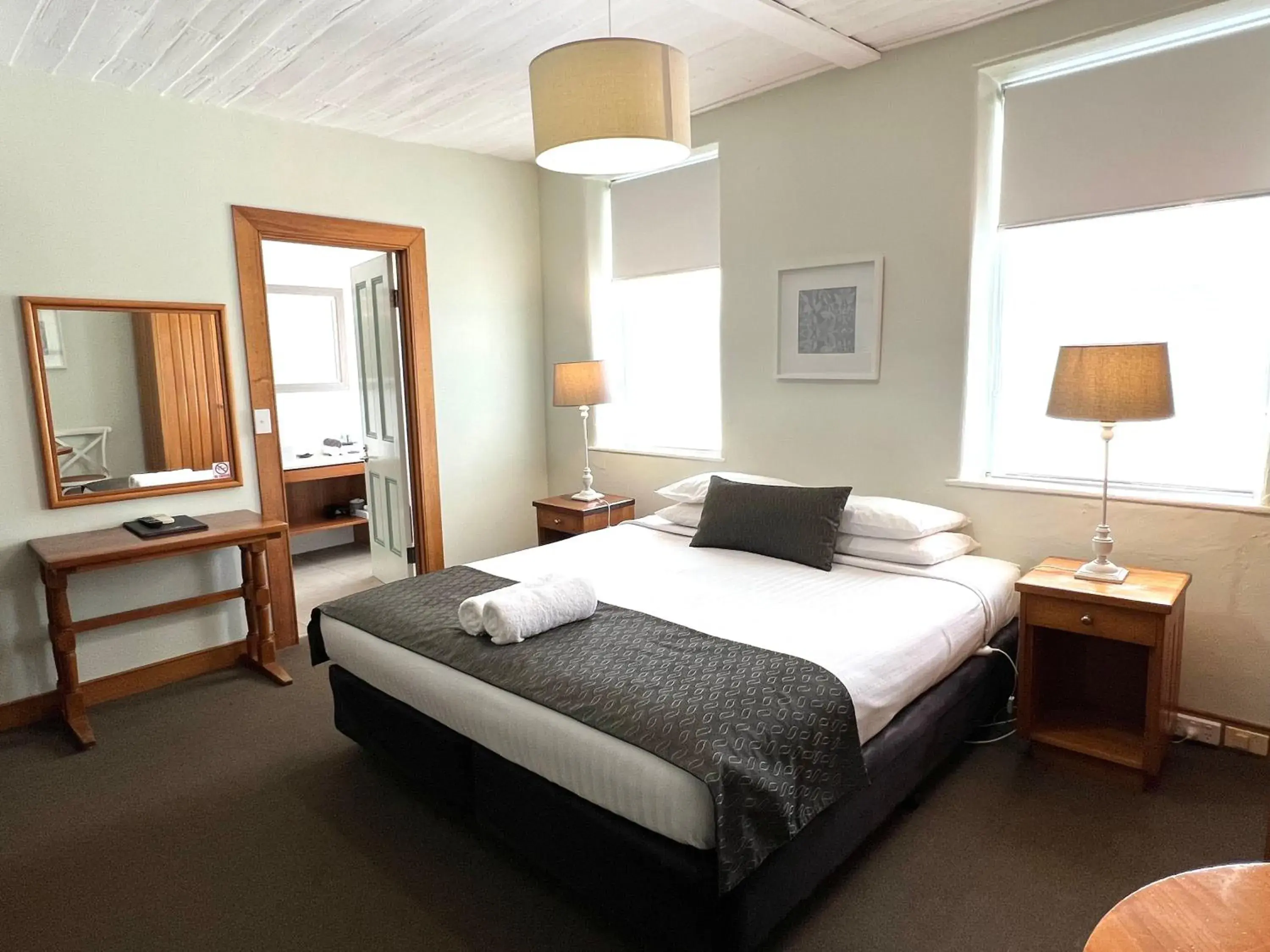 Deluxe Guest House with Private Bathroom in Seacombe House Motor Inn Port Fairy Deluxe Guest House with Private Bathroom in Seacombe House Motor Inn Port Fairy