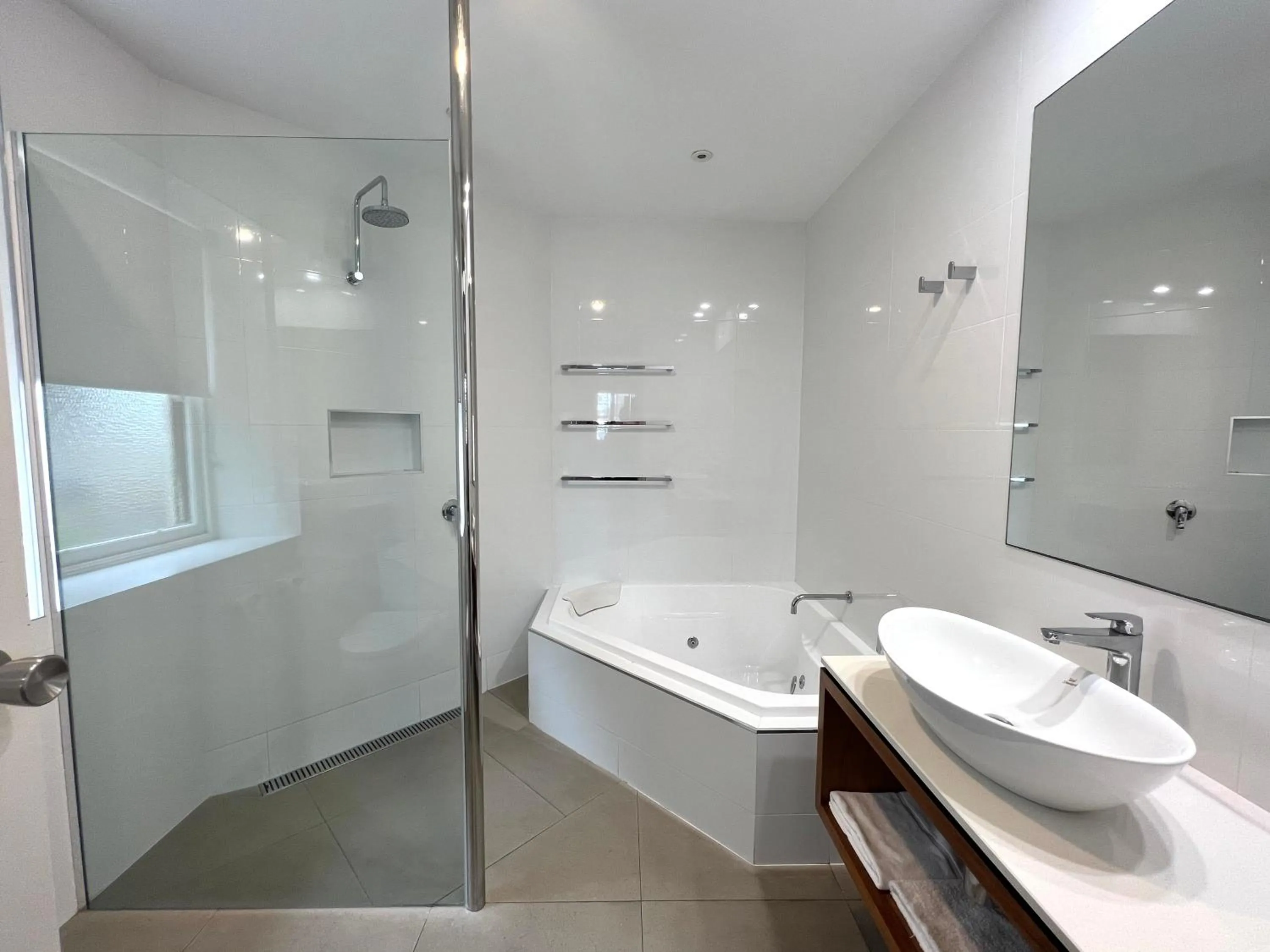 Shower in Seacombe House Motor Inn Port Fairy