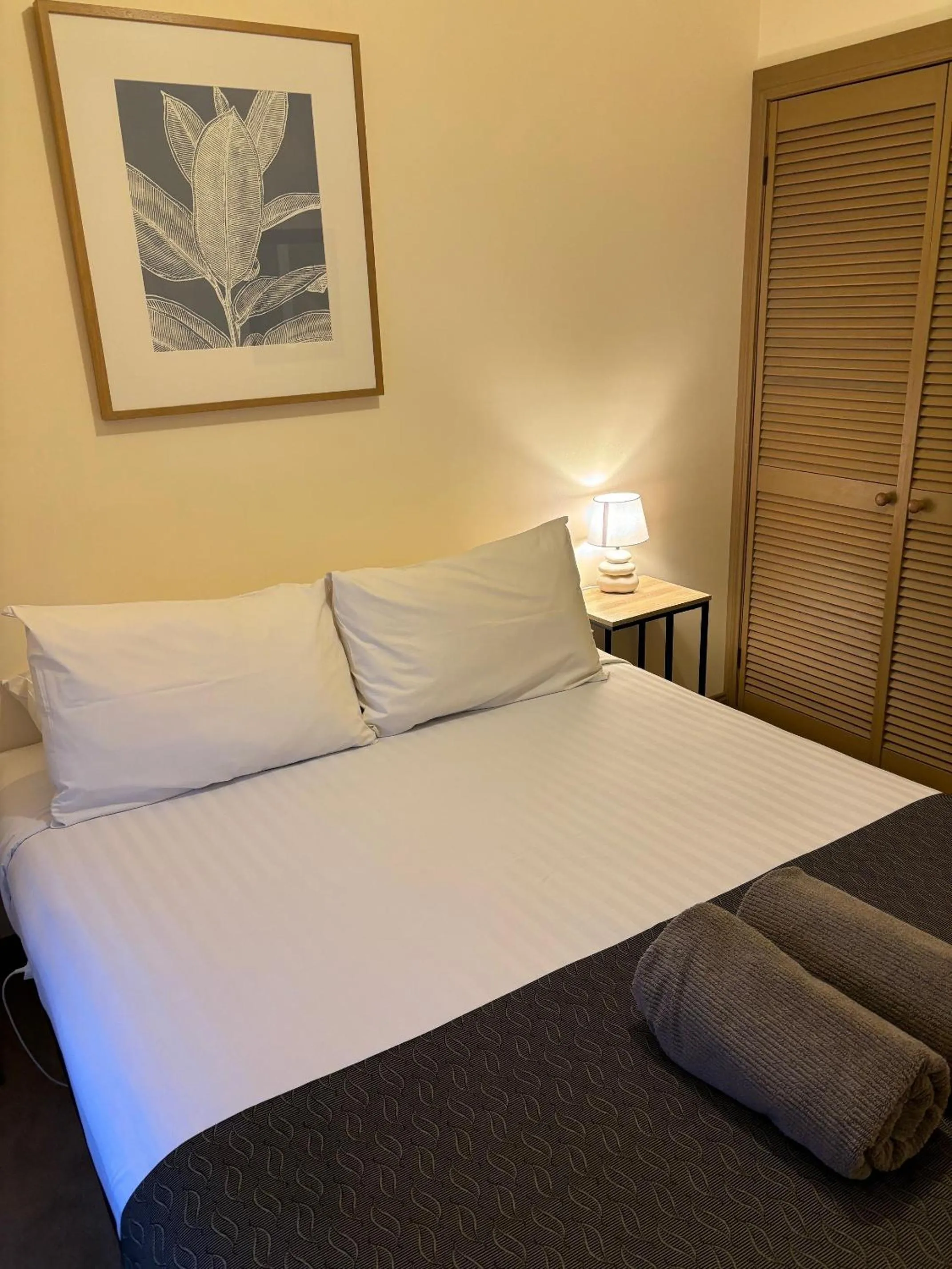 Bedroom, Bed in Seacombe House Motor Inn Port Fairy