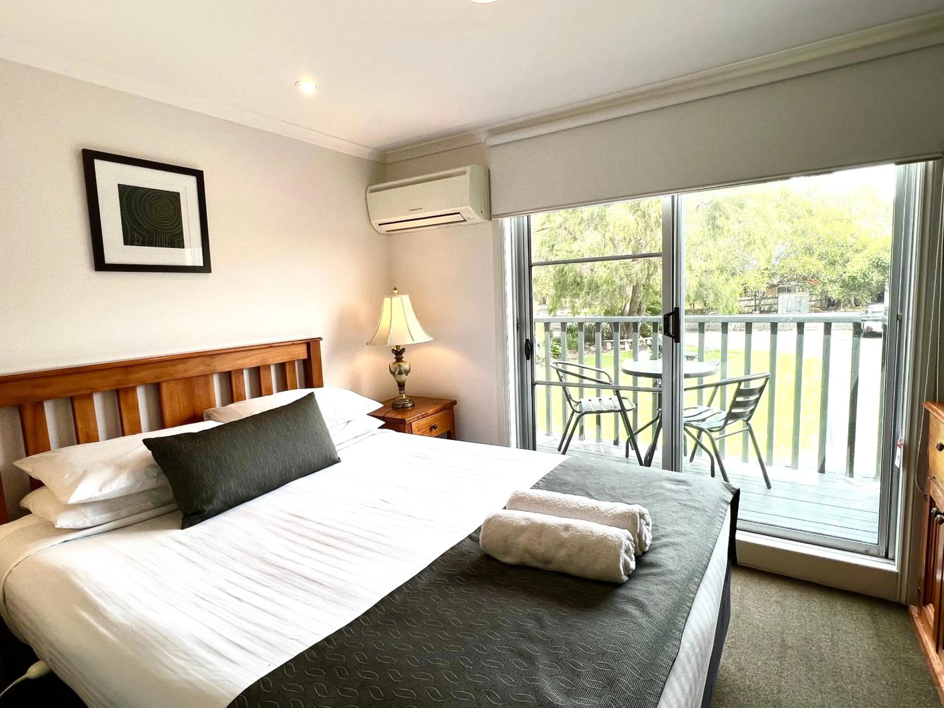 Bed in Seacombe House Motor Inn Port Fairy