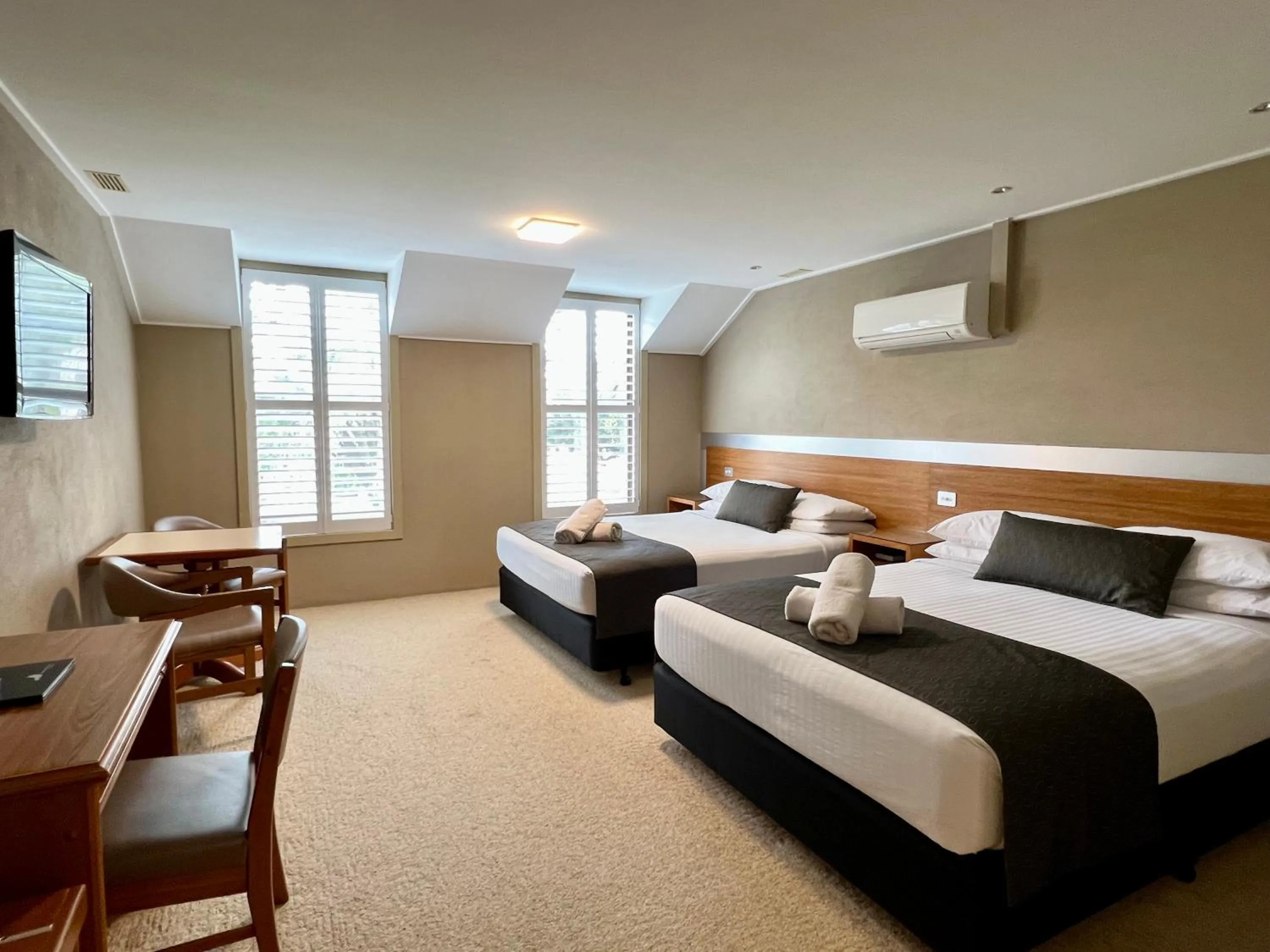 Bed in Seacombe House Motor Inn Port Fairy