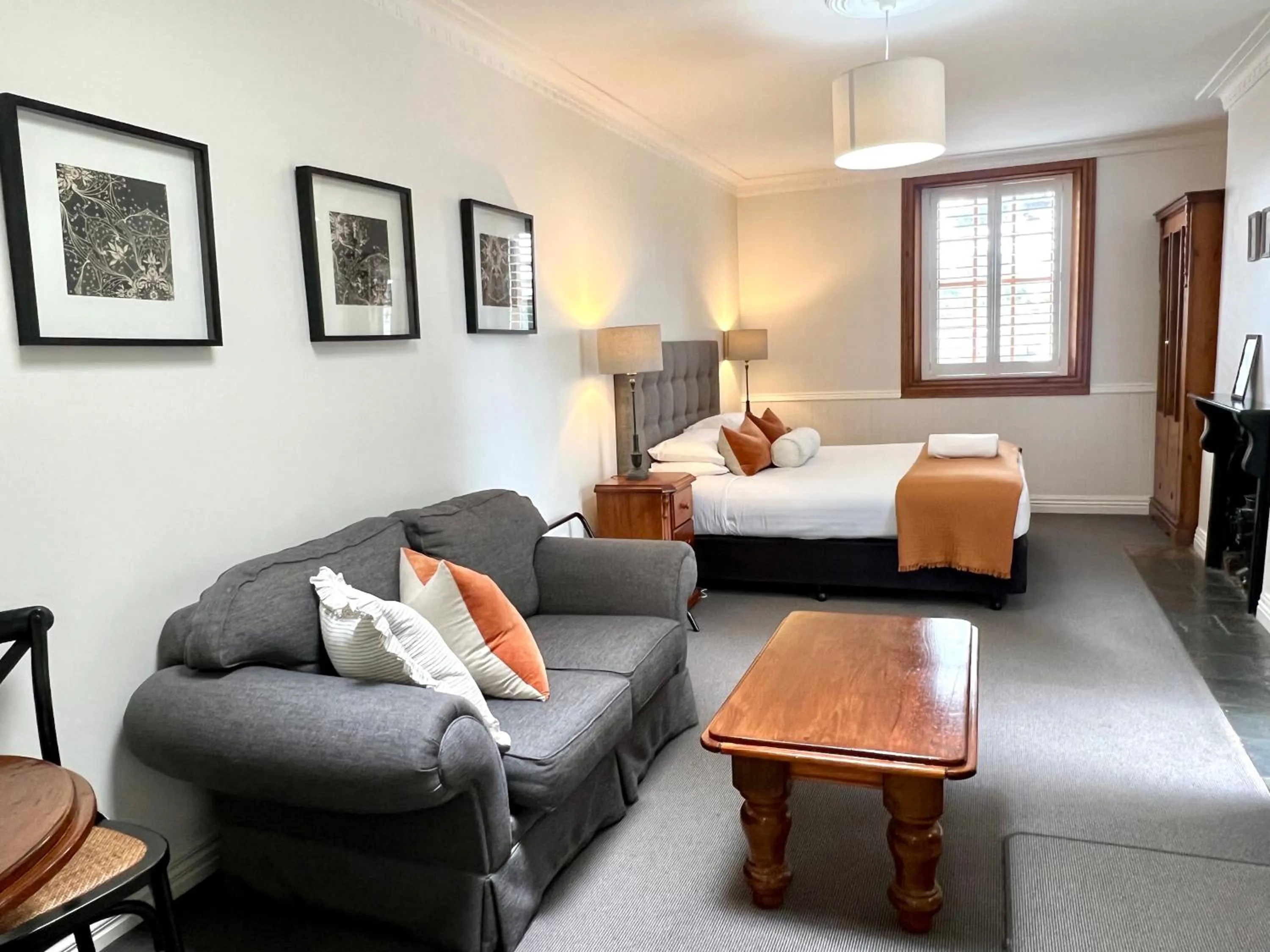 Seating area in Seacombe House Motor Inn Port Fairy