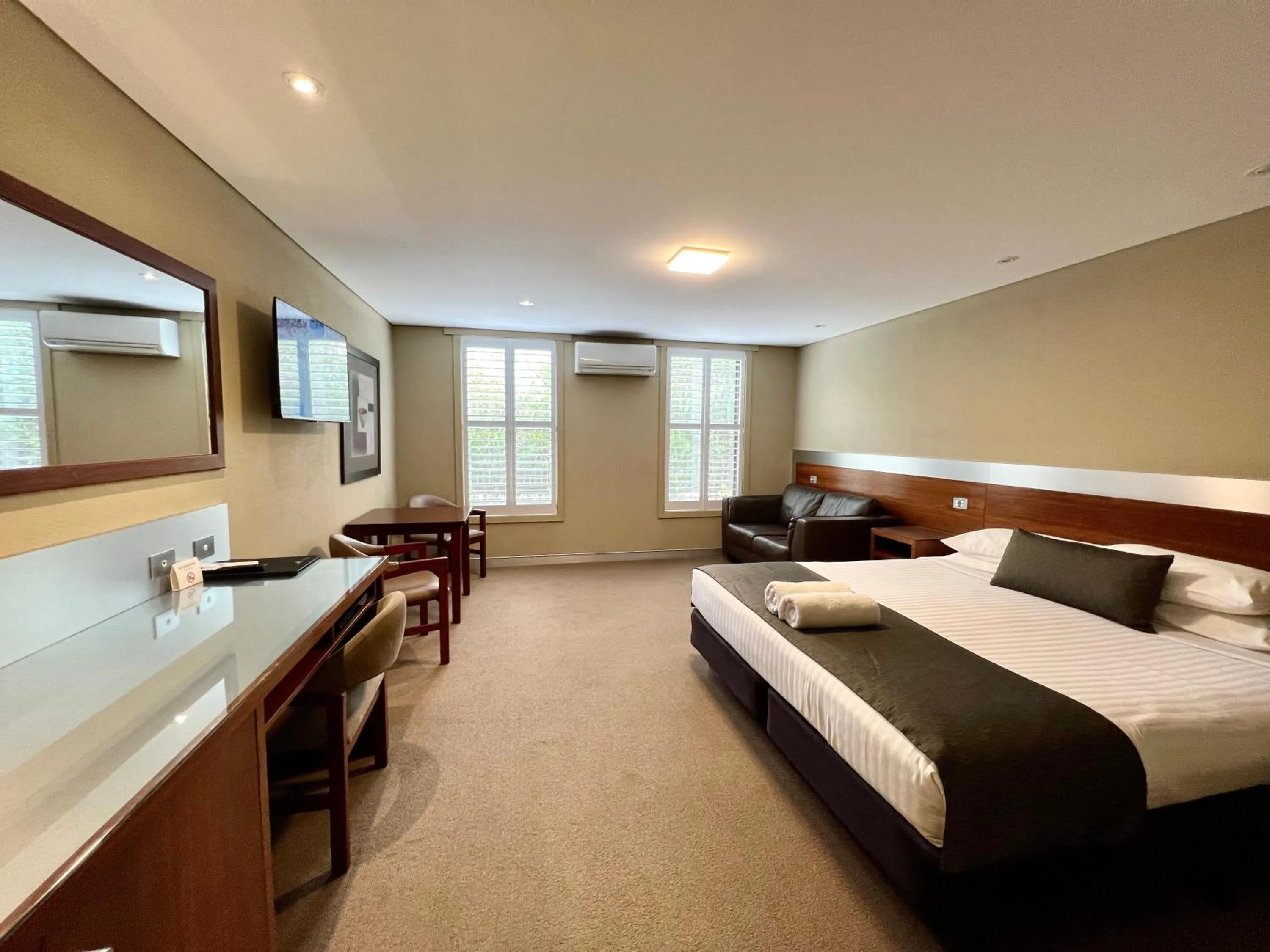 Bedroom, Bed in Seacombe House Motor Inn Port Fairy