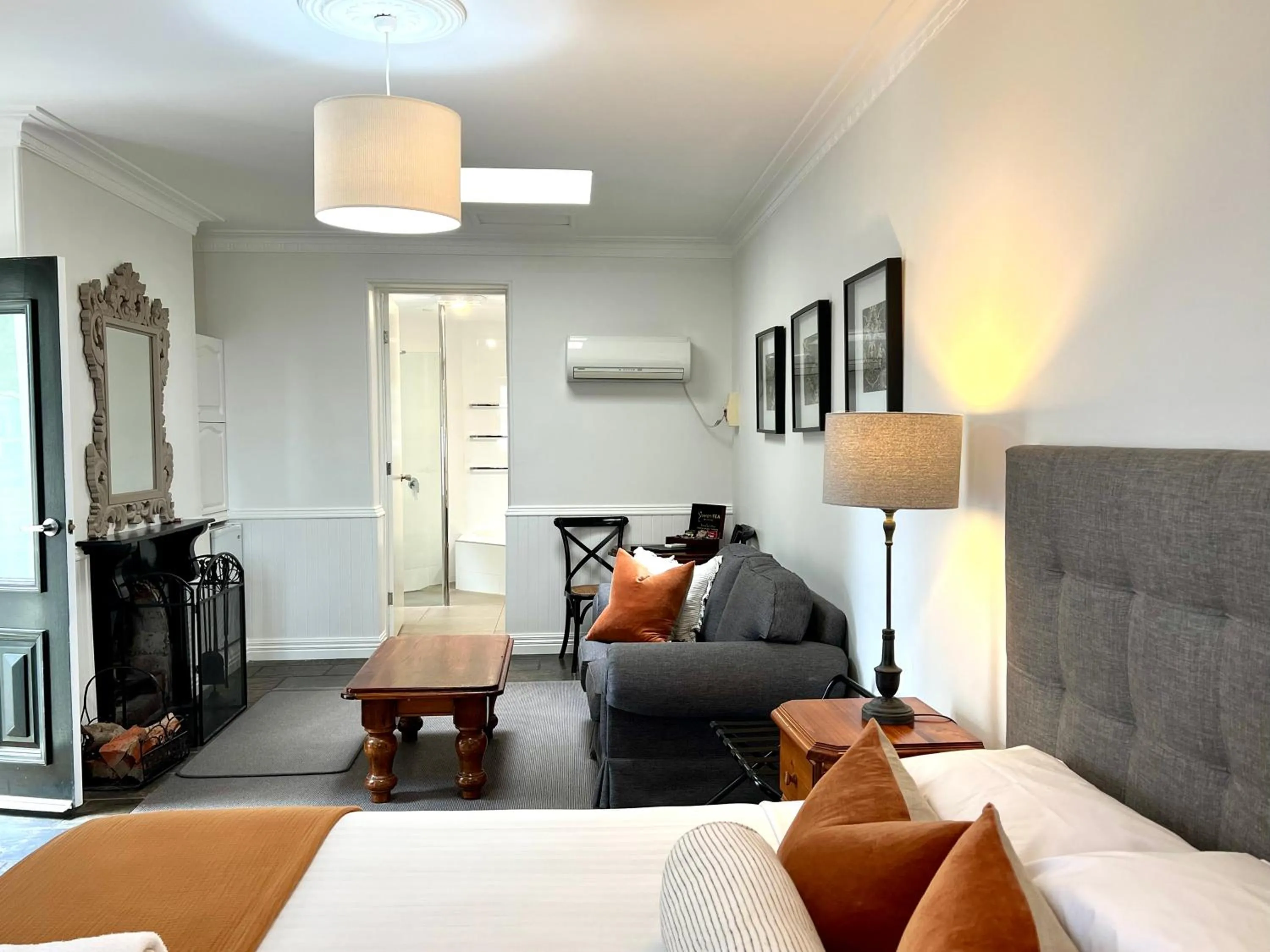 Seating area, Bed in Seacombe House Motor Inn Port Fairy