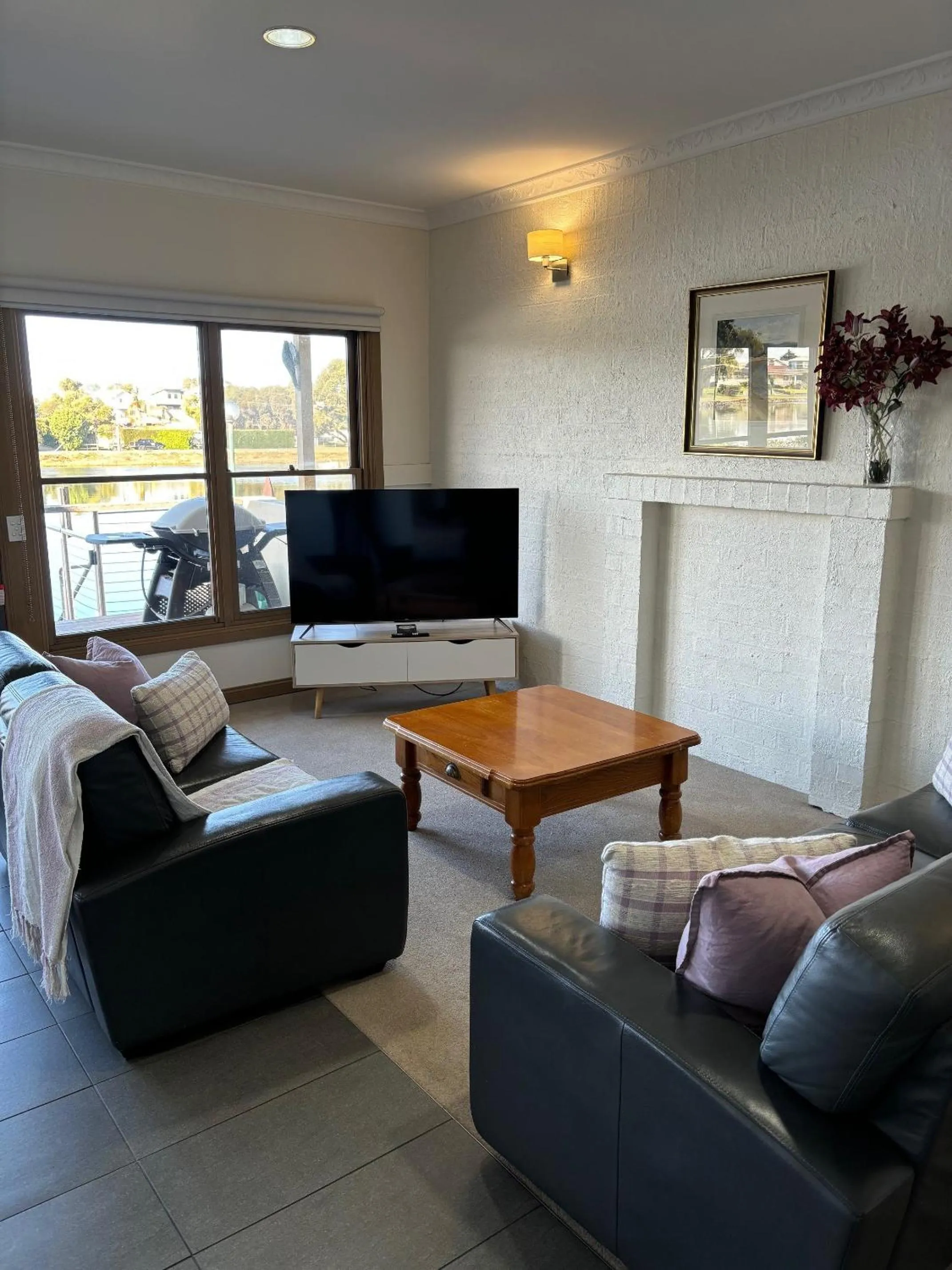 Living room in Seacombe House Motor Inn Port Fairy