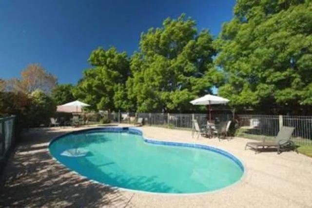 Swimming pool in Mansfield Valley Motor Inn
