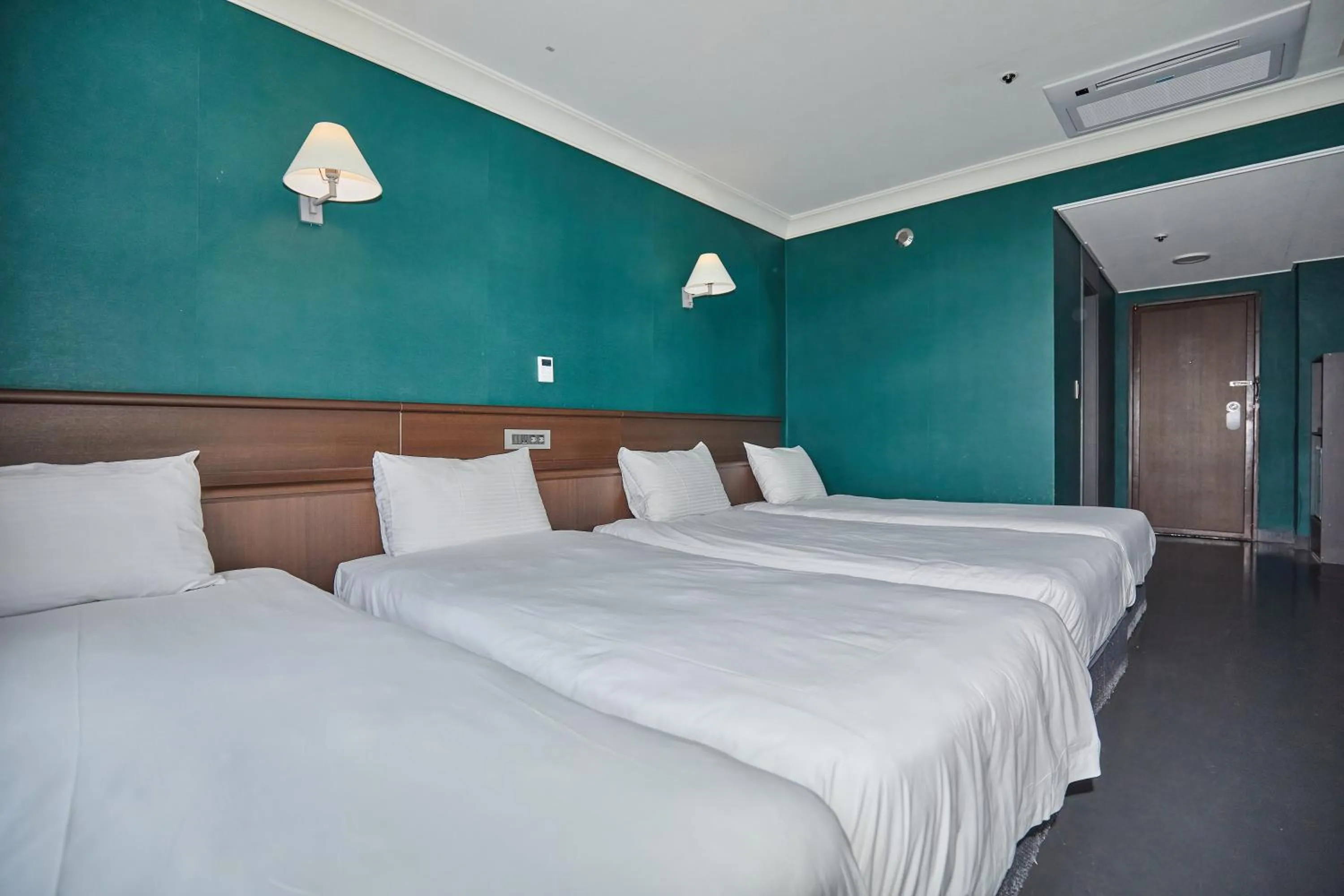 Photo of the whole room, Bed in Kolon Hotel