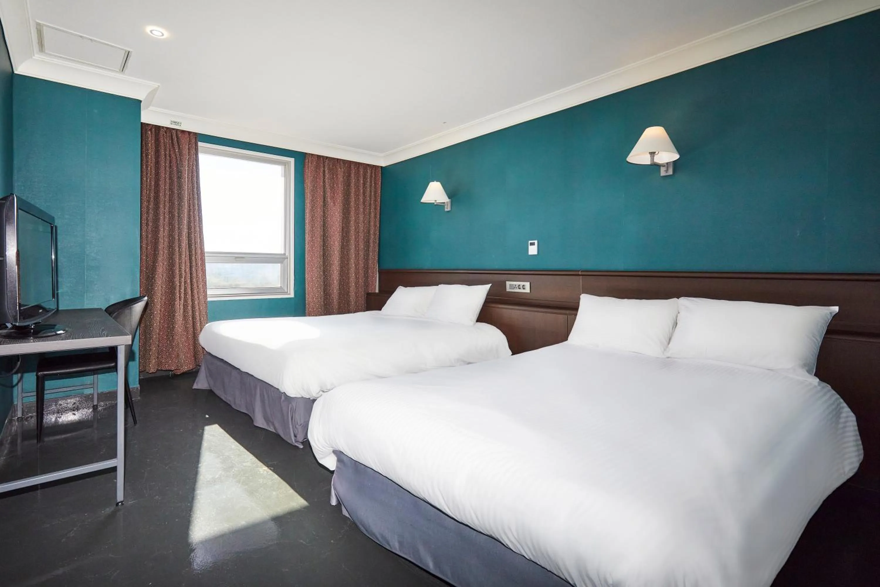 Photo of the whole room, Bed in Kolon Hotel