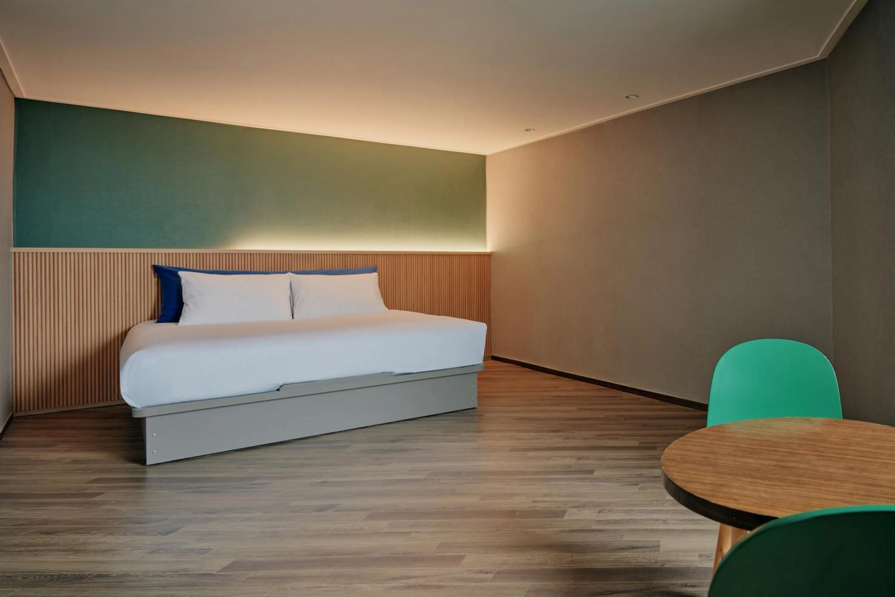 Photo of the whole room, Bed in Kolon Hotel