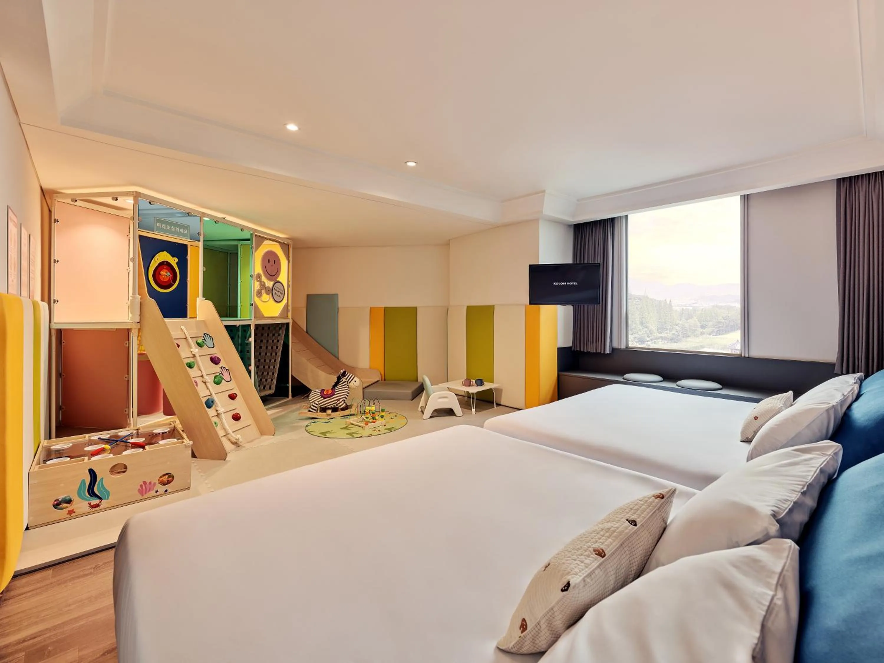 Photo of the whole room, Bed in Kolon Hotel