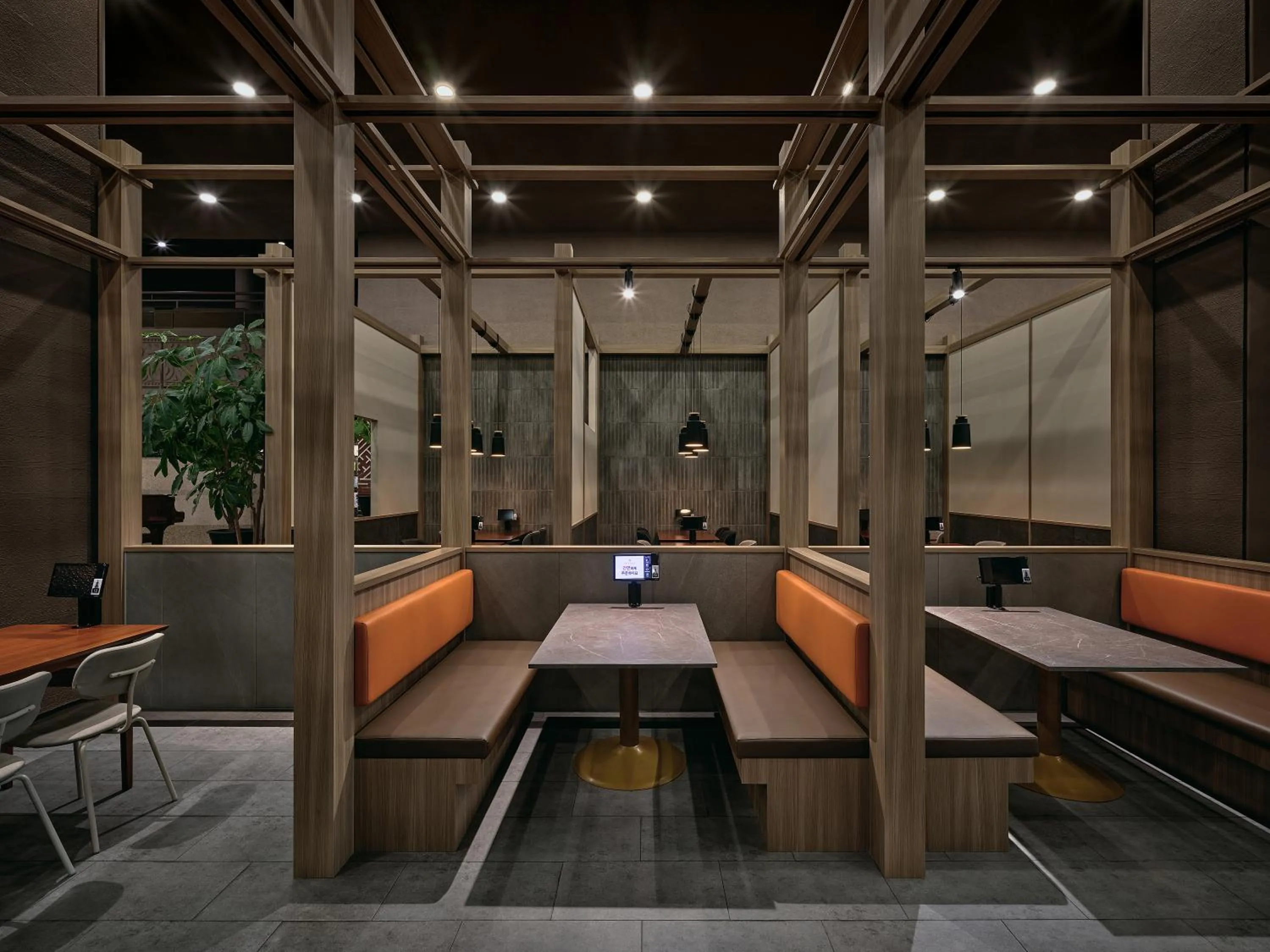 Restaurant/places to eat in Kolon Hotel