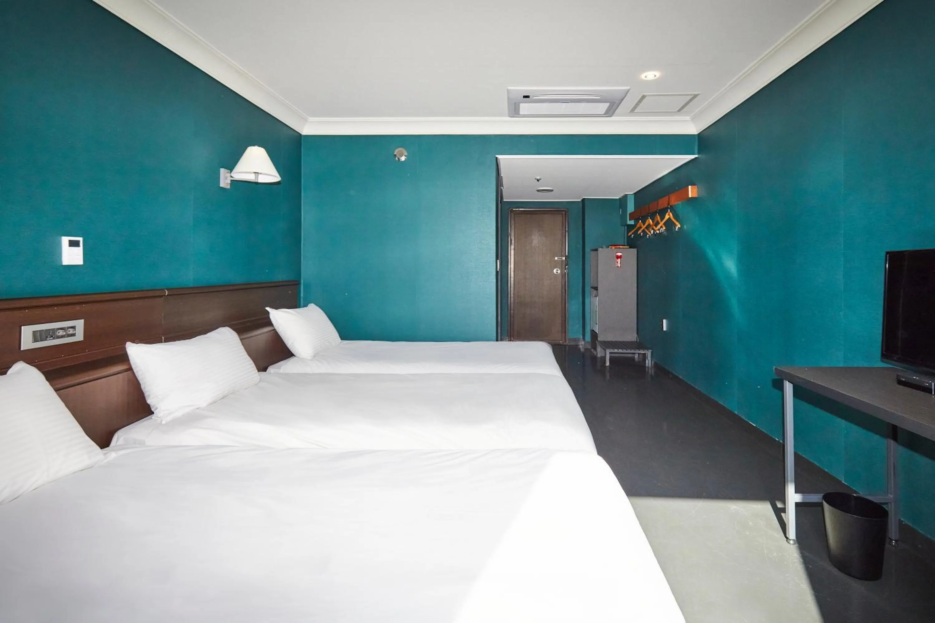 Photo of the whole room, Bed in Kolon Hotel